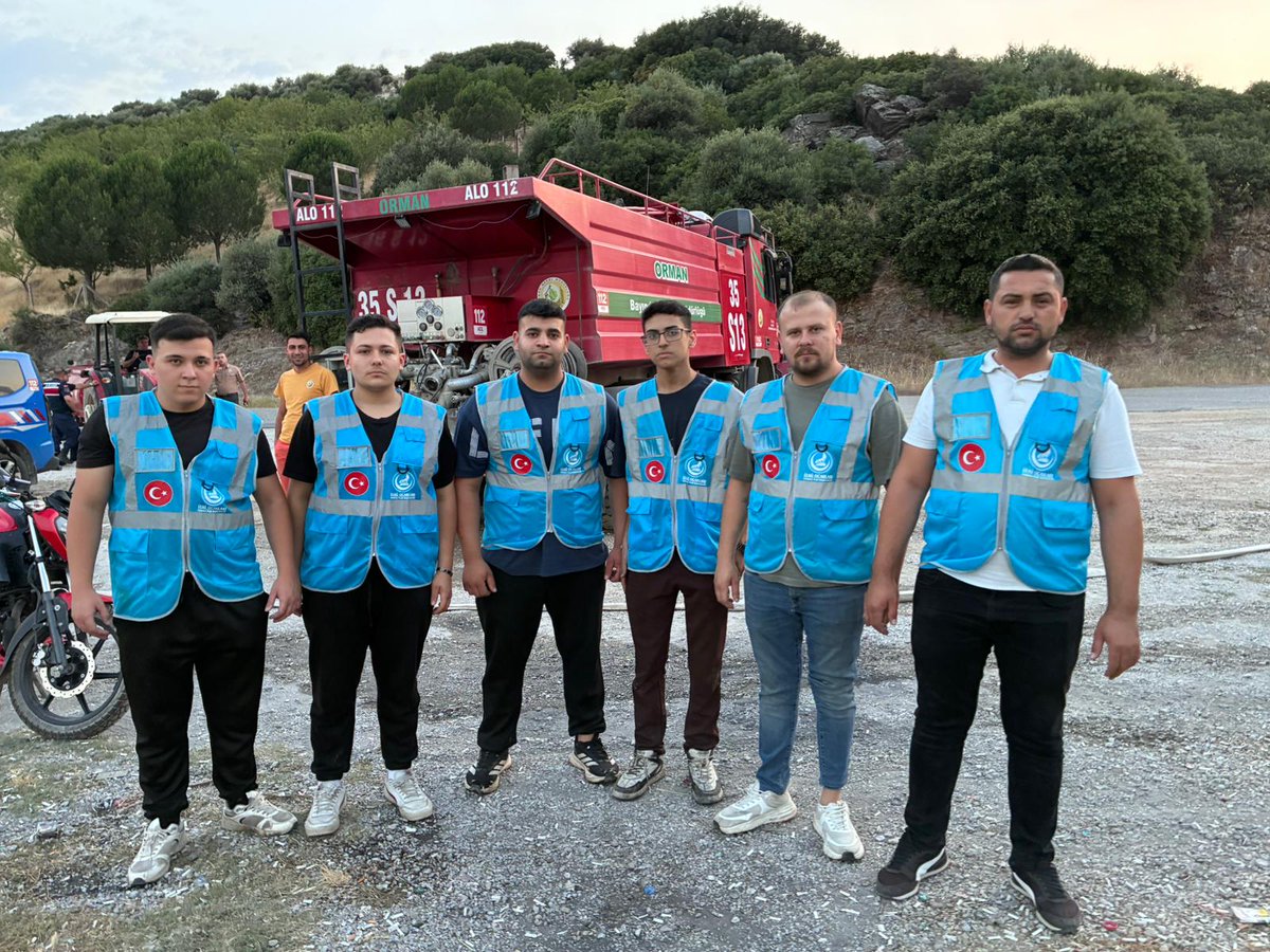 izmirocak35's tweet photo. 📍 İzmir, Torbalı
⠀
Torbalı - Kaplancık mevkinde meydana gelen orman yangınına müdahale eden ekiplerimize, İzmir Ülkü Ocakları Afet Koordinasyon Torbalı Birimimiz tarafından destek verilmiştir. 🇹🇷
⠀
@ayyildirim1
@burakkilictc https://t.co/2qmsBe8xHZ