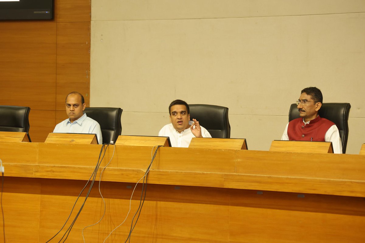 sanghaviharsh's tweet photo. ૧૨મો આંતરરાષ્ટ્રીય યોગ દિવસ - સ્વસ્થ જીવન માટે યોગ ! 

🧘🏻‍♀️​આદરણીય વડાપ્રધાન શ્રી @narendramodi સાહેબના સુશાસનના સફળ ૧૨ વર્ષની ઉજવણીની સાથે આગામી ૨૧મી જૂને આપણે સૌ ૧૨મા આંતરરાષ્ટ્રીય યોગ દિવસની ભવ્ય ઉજવણી કરવા જઈ રહ્યા છીએ, જેની વિગત આપવા આજે પ્રેસ કોન્ફરન્સ સંબોધી. 

🧘🏻ભારતની આ પ્રાચીન ઋષિ વિરાસતને વિશ્વ ફલક પર ગૌરવ અપાવવાનું ઐતિહાસિક કાર્ય માનનીય મોદી સાહેબે કર્યું છે અને તેમના યોગના પ્રસાર સંકલ્પને સાકાર કરવામાં ગુજરાત હંમેશા અગ્રેસર રહ્યું છે.

🧘🏻‍♂️​આ વર્ષની વૈશ્વિક થીમ "Yoga for Healthy Ageing" અંતર્ગત સમગ્ર રાજ્યમાં ૧૪થી ૨૦ જૂન સુધી 'યોગ સપ્તાહ'ની વિશેષ શિબિરોનું ભવ્ય આયોજન ચાલી રહ્યું છે.

🧘🏻‍♀️આ વર્ષે રાજ્ય કક્ષાનો મુખ્ય કાર્યક્રમ માણસા (ગાંધીનગર) ખાતે માનનીય મુખ્યમંત્રી શ્રી @Bhupendrapbjp જીની ગરિમામય ઉપસ્થિતિમાં યોજાશે.

🧘🏻​આ સાથે તમામ ૧૭ મહાનગરપાલિકાઓ, ૩૩ જિલ્લાઓ અને તાલુકા સ્તરે જન-જન આ ભગીરથ અભિયાનમાં જોડાશે તેમજ ૧૪થી ૨૦ જૂન દરમિયાન સફાઈ કર્મચારીઓ, મહિલાઓ, સિનિયર સિટીઝન અને જવાનો માટે વિશેષ શિબિરોનું આયોજન કરવામાં આવ્યું છે.

🧘🏻‍♂️​આવો, આપણે સૌ સાથે મળીને યોગને આપણા રોજિંદા જીવનનો હિસ્સો બનાવીએ અને સ્વસ્થ, સશક્ત ગુજરાતનું નિર્મ