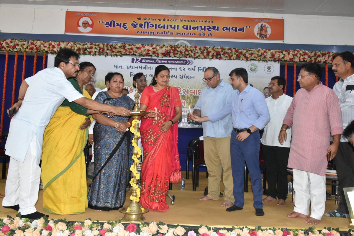 CollectorSK's tweet photo. વિકસિત ભારત સંકલ્પ સંમેલન અંતર્ગત હિંમતનગર ખાતે યોજાયેલા પ્રાકૃતિક કૃષિ પરિસંવાદ-પ્રદર્શનમાં મોટી સંખ્યામાં ખેડૂતો જોડાયા. પ્રાકૃતિક ખેતી, જીવામૃત નિર્માણ અને દેશી ગાય આધારિત ખેતી અંગે નિષ્ણાતો દ્વારા માર્ગદર્શન અપાયું. https://t.co/1fMBrMnioT