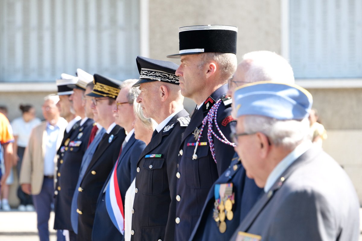 Prefet01's tweet photo. « Quoi qu'il arrive, la flamme de la Résistance française ne doit pas s'éteindre et ne s'éteindra pas. »

Le 18 juin 1940, le général de Gaulle appelait à la Résistance.
86 ans plus tard, à Bourg-en-Bresse, comme partout en France, nous honorons la mémoire de celles et ceux qui ont répondu à cet appel et se sont battus « pour la liberté et la grandeur de la Patrie ».

Leur exemple demeure.

#18juin