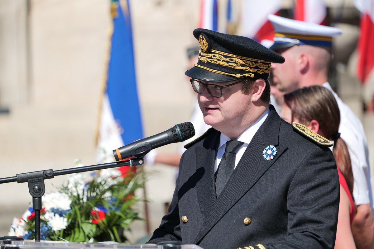 Prefet01's tweet photo. « Quoi qu'il arrive, la flamme de la Résistance française ne doit pas s'éteindre et ne s'éteindra pas. »

Le 18 juin 1940, le général de Gaulle appelait à la Résistance.
86 ans plus tard, à Bourg-en-Bresse, comme partout en France, nous honorons la mémoire de celles et ceux qui ont répondu à cet appel et se sont battus « pour la liberté et la grandeur de la Patrie ».

Leur exemple demeure.

#18juin