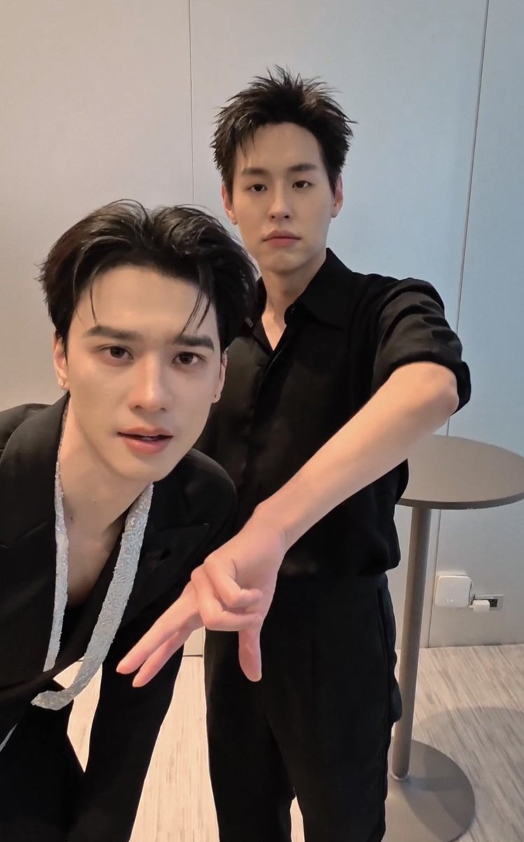 mycutiesbp's tweet photo. ฮาบิวกิ้นกับพี่เก่งเปิดมาแอคกันอย่างหล่อ สักพักกิ้นไหว้ ไหว้เสร้จพี่เก่งไหว้ต่อ อะรัยเนี้ยะ 555555555555555555555555555555 https://t.co/6A1pkYGsFj