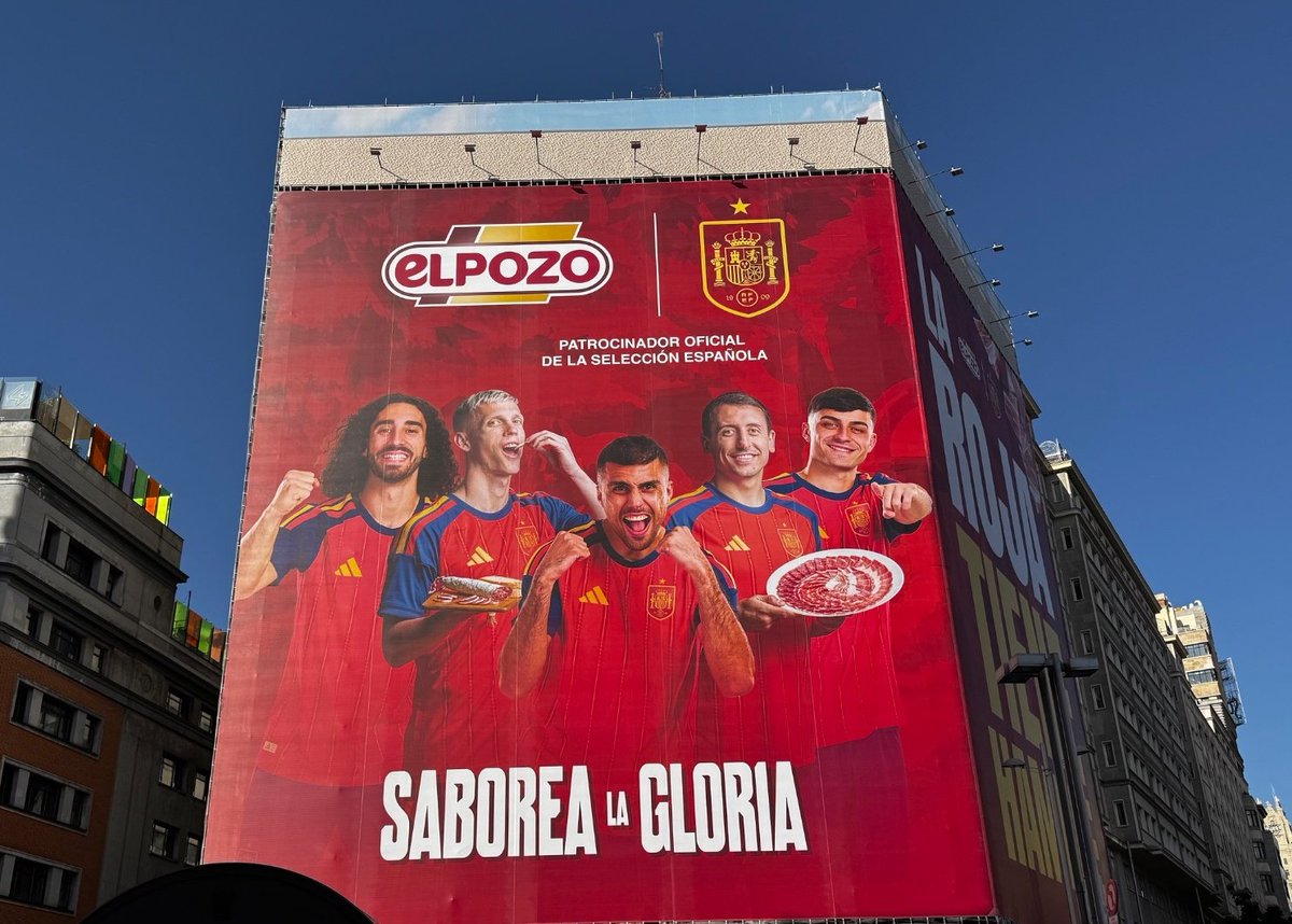 CdCiudadDZamora's tweet photo. No entiendo por qué la estrella de la selección española no sale en este cartel publicitario. Si se supone que es el mejor jugador debería ser la imagen principal 🤔 https://t.co/zFGEhkzJtn