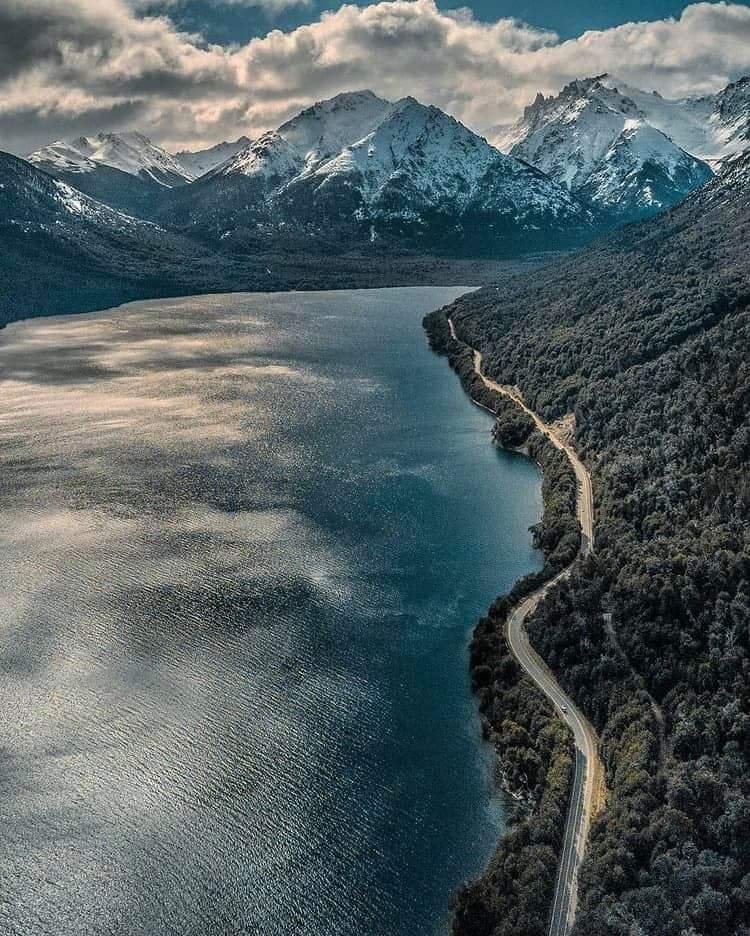 turisargentina's tweet photo. Enamorados de la Patagonia 💙🇦🇷🙌🏻 

Lago Mascardi y la Ruta 40. Parque Nacional Nahuel Huapi, Río Negro. 

Desconocemos su autor https://t.co/pK0FTpWs8J