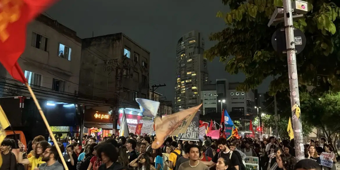 ORebateOficial's tweet photo. Estudantes protestam na Avenida Paulista contra cortes em universidades públicas de SP. Confira:  https://t.co/uXodqwHqEE https://t.co/YWssgEjTqw