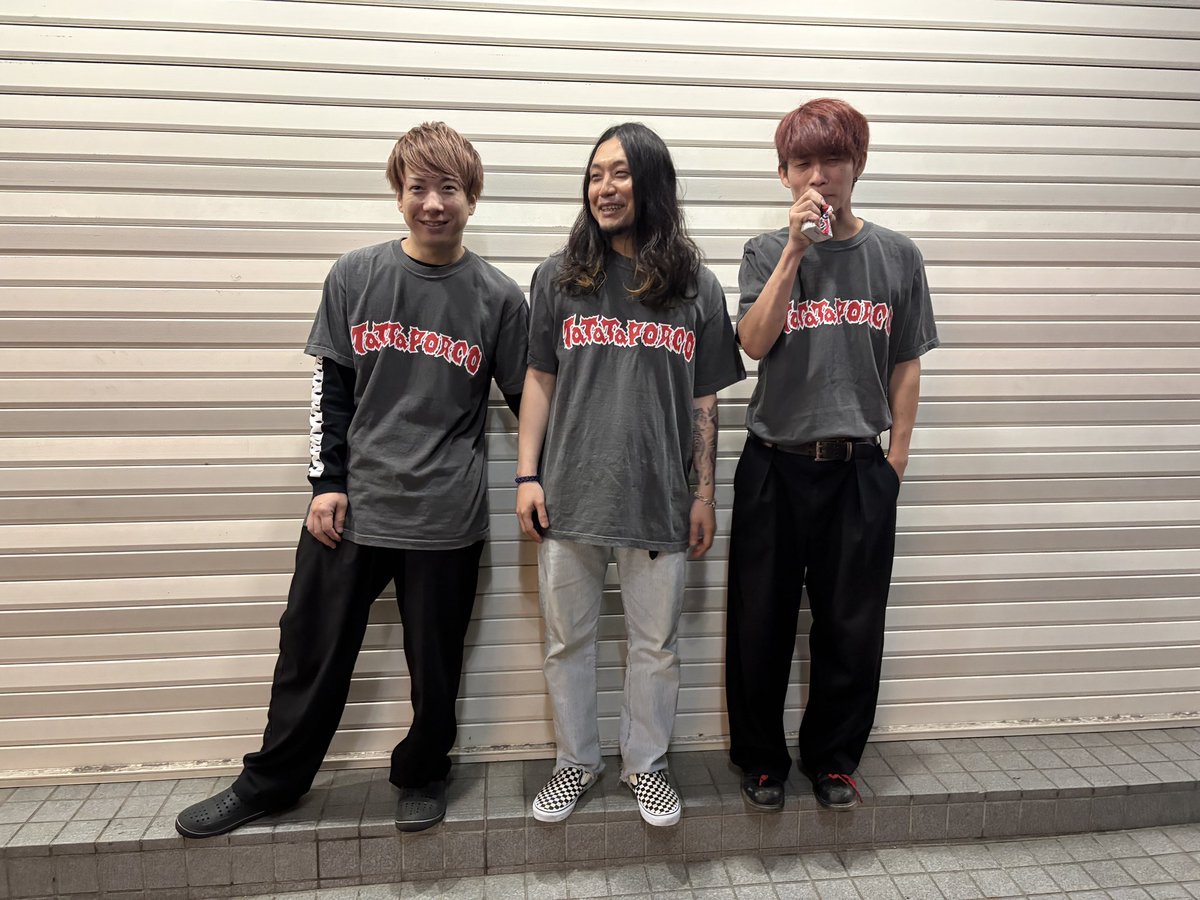 TaTaTaPORCO's tweet photo. 【New Photo!】

"Original LOGO T-Shirts"
メンバーの着用画像を公開！

皆Lサイズを着ています！
独特の風合いの生地に
インパクトのあるロゴを配置した
私服でもライブでも目立てる1枚！

6月20日(土)
@ Sound Stream sakura
でのライブより販売開始！

各サイズ10着前後の限定生産！
お早めに！ https://t.co/d8WMexTsUU