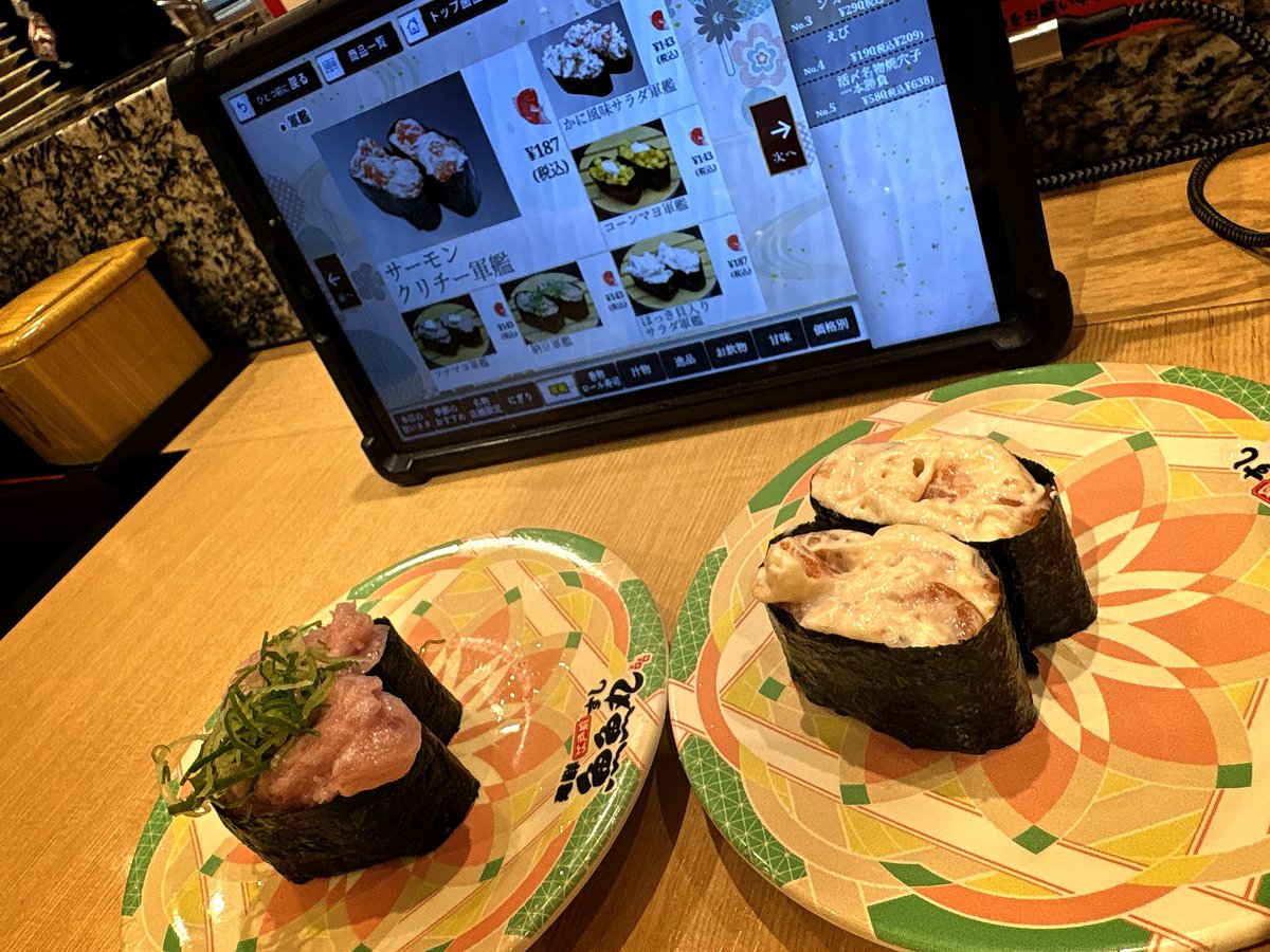 raffetton's tweet photo. 回る寿司たべてる
サーモンクリチが最強 https://t.co/d1UIQd4flK