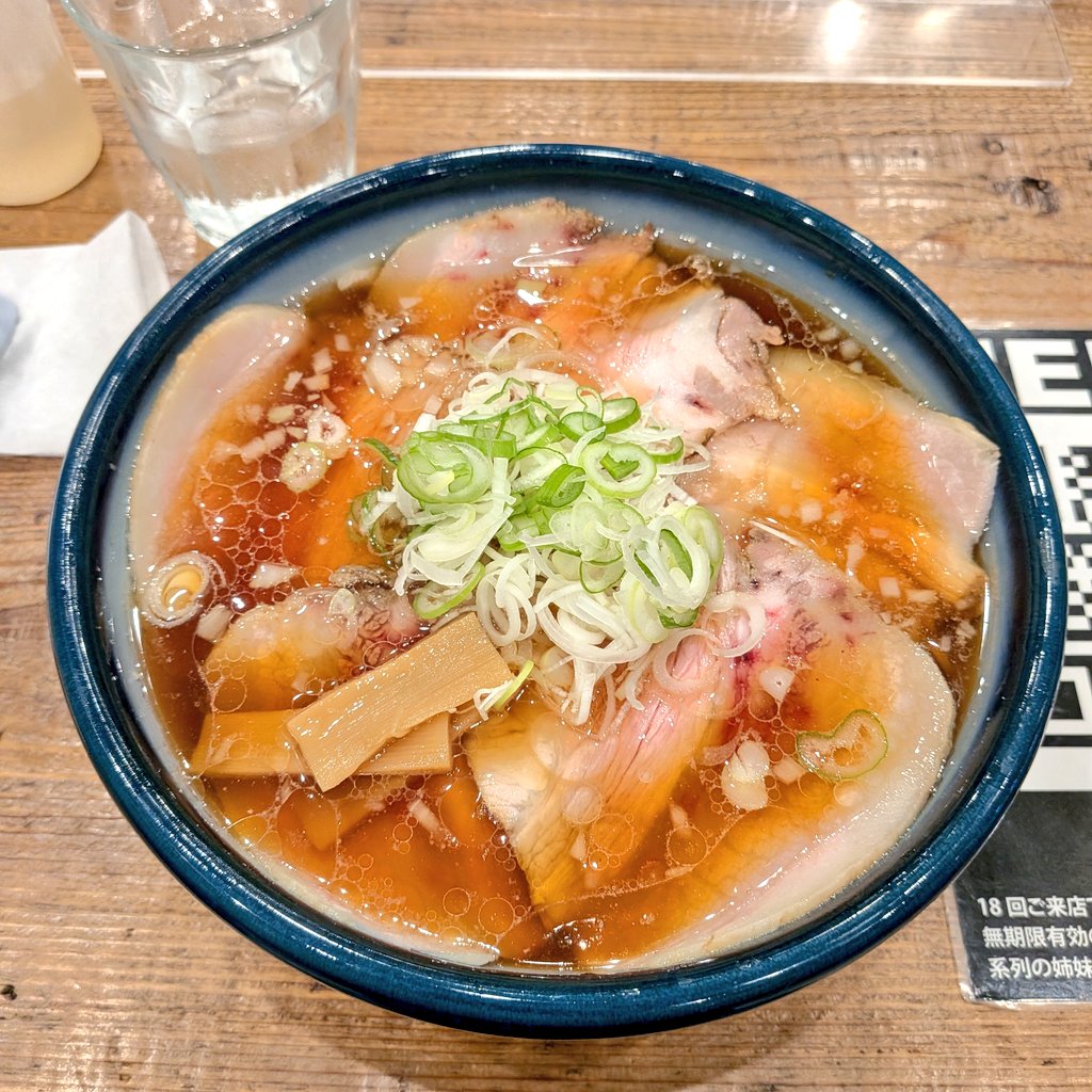 Muscle_Ship's tweet photo. 最近は「今日の麺の比率なんですか？」って聞いてから注文を考えてる。
今日は麺無双50％・あやひかり25％・小麦のちから25％。
すすりやすくて、ちゃん系醤油のスープとは相性良い。
ただ、前回みたいに噛んだ瞬間小麦が鼻から抜ける感じは控えめ。
小麦粉の違いって面白い。

#ムコウガワ製麺所 https://t.co/7FPNwyXMVs