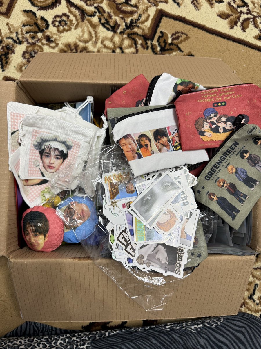 ahngeonhoyazz's tweet photo. Sumpah blm sempet packing freebies ak yg receh ini. seyuyurnya minder melihat freebies coer lainnya yang lucu lucu, kreatif nan penuh effort🥹🫶🏻 nanti kalo ketemu akuu tolong bantu abisin nyakk 🤗 https://t.co/YzlJCGPmVq