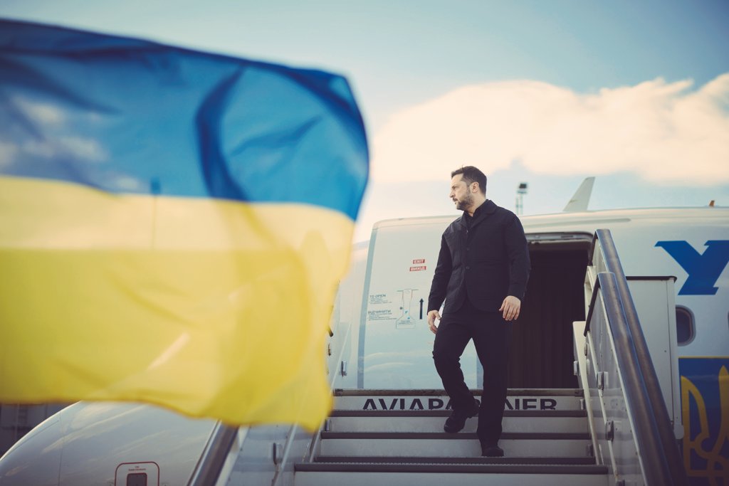 JCahayaZWH's tweet photo. A man who is as brave &amp; strong as President Zelenskyy doesn't need to boast. 

He just shows up &amp; doesn't back down from adversity. 

❤️

#ZelenskyyWarHero 4 years unbroken &amp; undefeated ❤️‍🔥 https://t.co/MleMBx9nrH