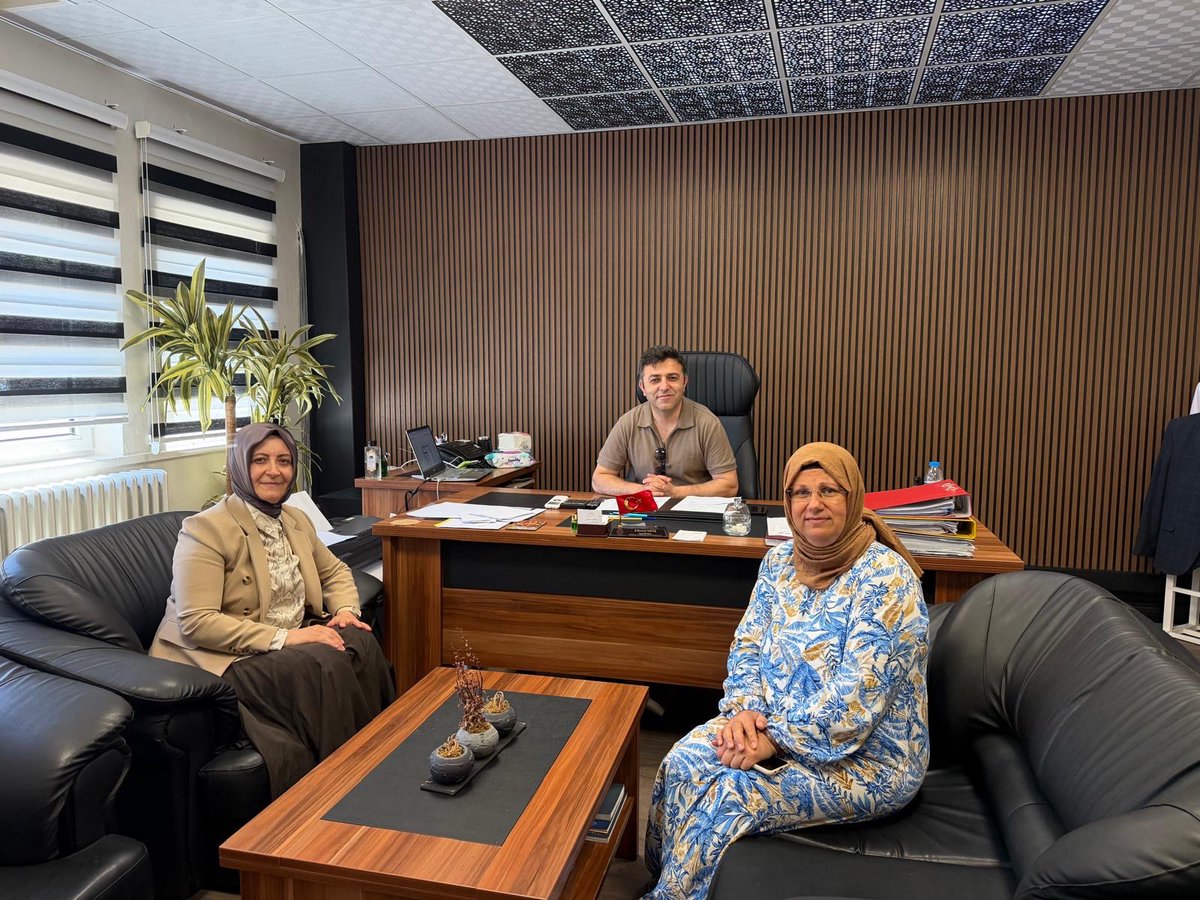 SamsunKadinKom's tweet photo. Samsun Eğitim Birsen Kadın Komisyonu olarak Mimar Sinan Ortaokulu,Seyfi Demirsoy ilkokulu Ticaret ve Sanayi Odası Ortaokulunu ziyaret ettik.Sendikal çalışmalar ve gündeme dair istişarelerde bulunduk.@_aliyalcin_  @Sdka_Aydin @MemurSenKonf @MemurSenKadin @EgitimBirSen https://t.co/iQQHo4rxBX