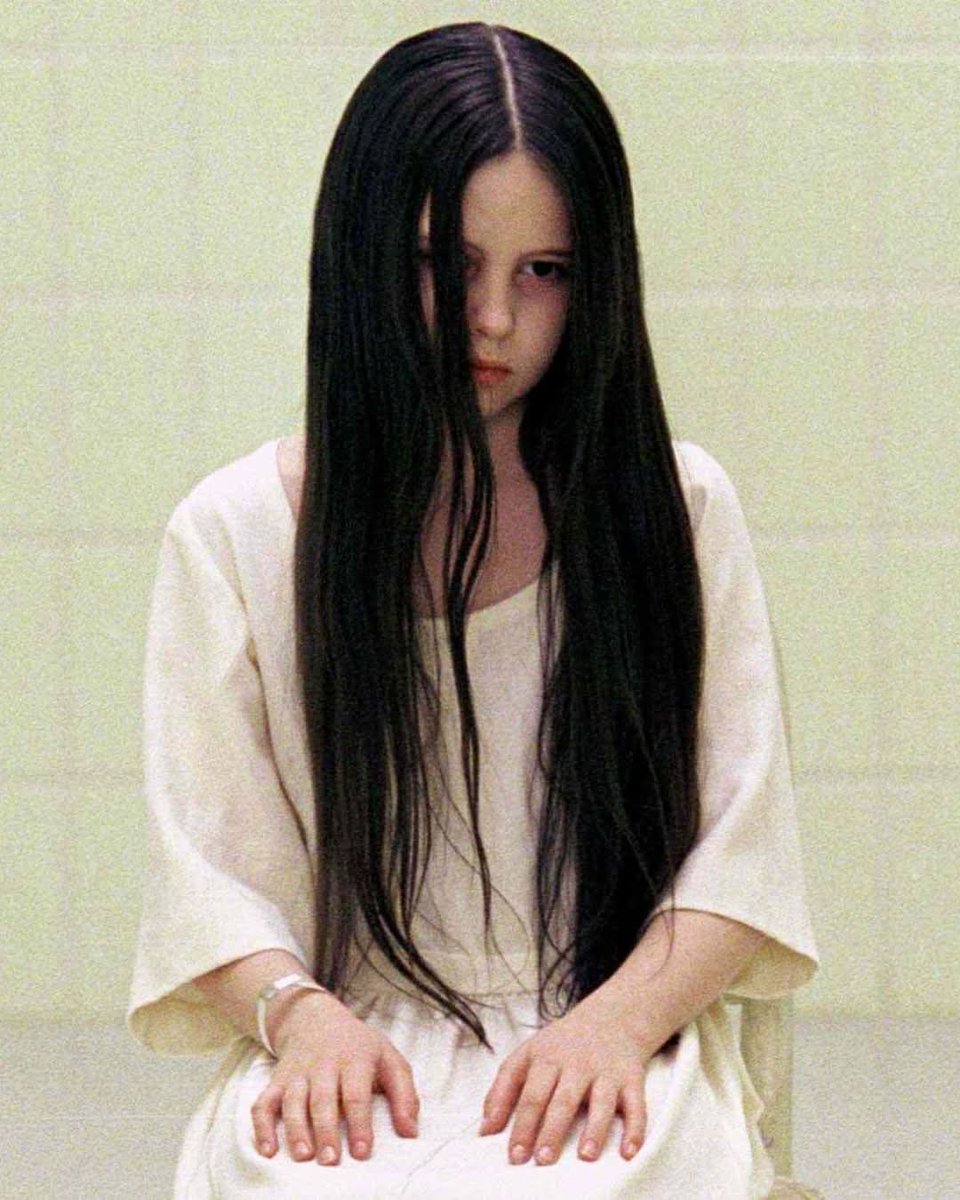 Ange6116's tweet photo. J'apprends avec tristesse le décès de Daveigh Chase à l'âge de 35 ans. 😢
Pour beaucoup, elle restera la terrifiante Samara dans The Ring (2002), un rôle qui a marqué l'histoire du cinéma d'horreur. Mais elle est aussi apparue dans de nombreux films
RIP 🖤 #RIP #DaveighChase https://t.co/GacuEHTedf