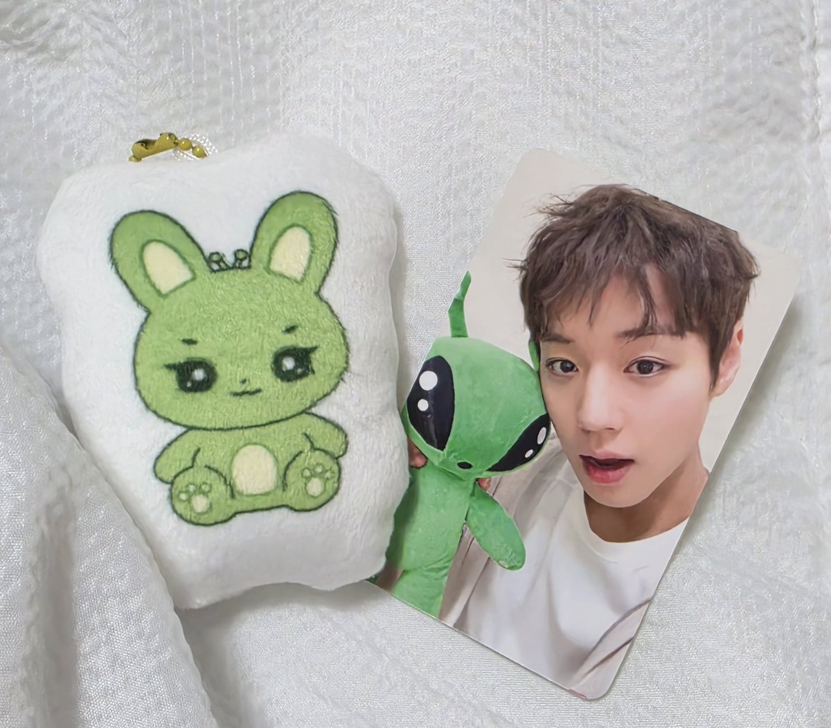 pupatpong_s's tweet photo. 운좋게도 인형만들 기회가 생겨서~...♡

왹져 후니가 너무 기여워서 왹끼를 만들엇답니다,,👽🐰
진짜 복슬복슬하고 너무 부드럽고,,, 말랑말랑해 (〃´o｀)=3

#블랭커팩토리 #자유형인형키링 #쿠션키링 #굿즈제작 https://t.co/nO76E37yE5