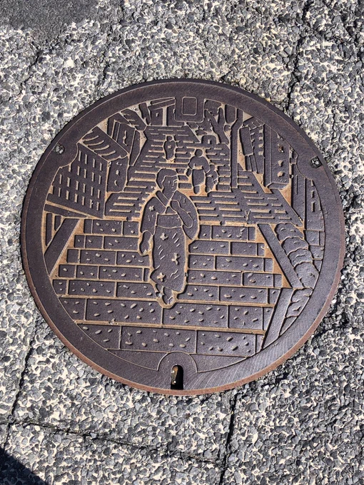 伊香保のマンホール。カミナリ様がめんこい