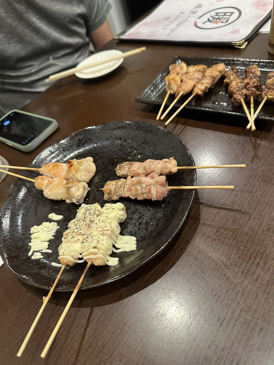 tomoya5891's tweet photo. 飲まないとやってられないと緊急開催！！
焼き鳥がうまいw https://t.co/ZSAzzzpU5E