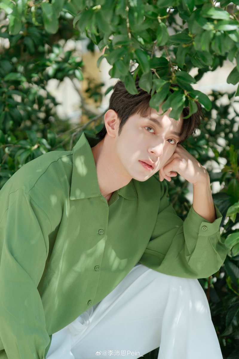 cherryninie's tweet photo. Green suits peien so well 😭💚 https://t.co/FrDM7p9eSo