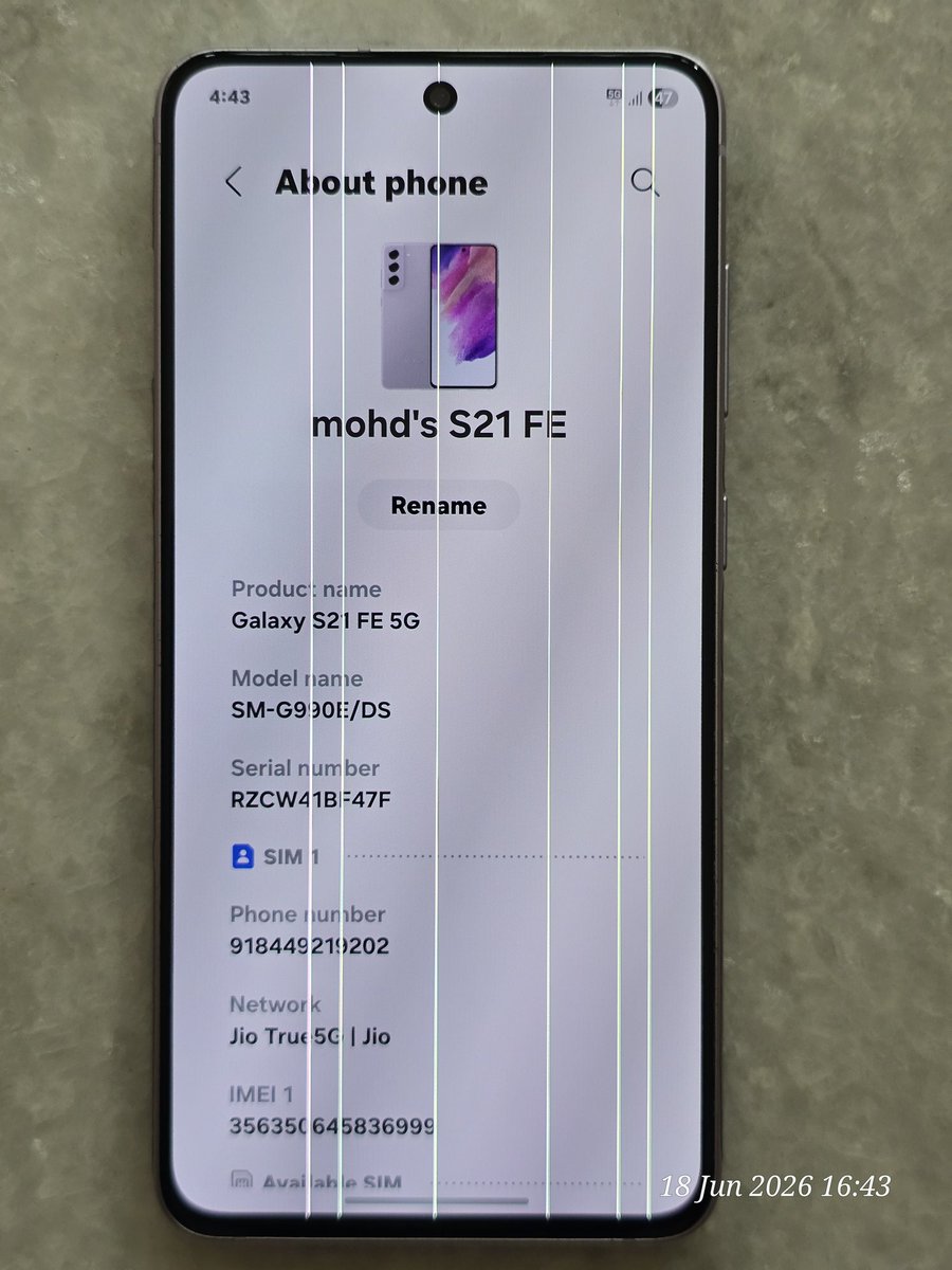 si_nawaz's tweet photo. Disappointed with @SamsungIndia! My S21 FE got vertical lines on screen after an update. Even out of warranty, other brands give free replacement for this defect. Why is Samsung ignoring loyal buyers? Requesting free repair.
@SamsungMobile @Consumer_Affairs #SamsungGreenLine https://t.co/jX8W7hqM0O