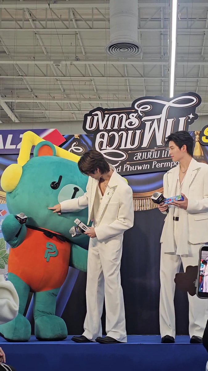 doublepjourney_'s tweet photo. โชว์ยิ้มมั่นใจ ยิ้มสวยกันทั้งบ้านเลยค้าบ

ภูวินทร์ : ละทำไมเพิ่มพูนไม่ยิ้มอะ
พี่เพิ่ม : หนูยิ้มอยู่ หยี่~ 😁

ละภูวินทร์ก็หันไปวาดยิ้มให้พี่เพิ่ม น่ารักมากกก 🥹🫶🏻 

PPP FAMILY SALZ SYSTEMA

#SalzSystemaxPPPFamily
#PERMPOON
#ปอนด์ภูวินทร์ #PondPhuwin https://t.co/7ZiF5kOZZc