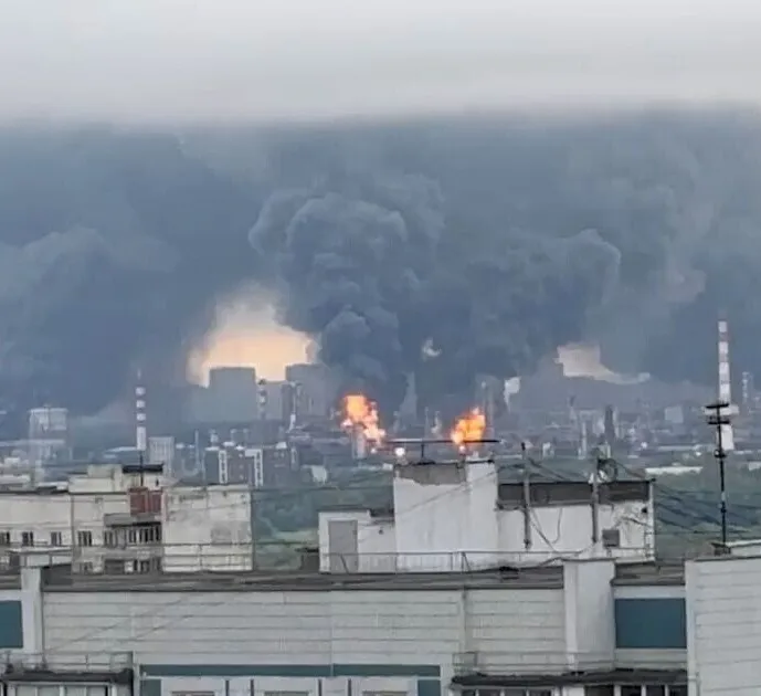 ComploploWatch's tweet photo. Non seulement la #Russie, frappée par les drones ukrainiens, perd son infrastructure de raffinage. 🇺🇦

Non seulement la Russie vend moins de pétrole avec la fin des sanctions contre l'#Iran. 🇮🇷

Mais en plus le prix de l'#Urals est en chute !

Triple merde pour #Poutine ! 💩😂🇷🇺 https://t.co/MOvgTuj24b