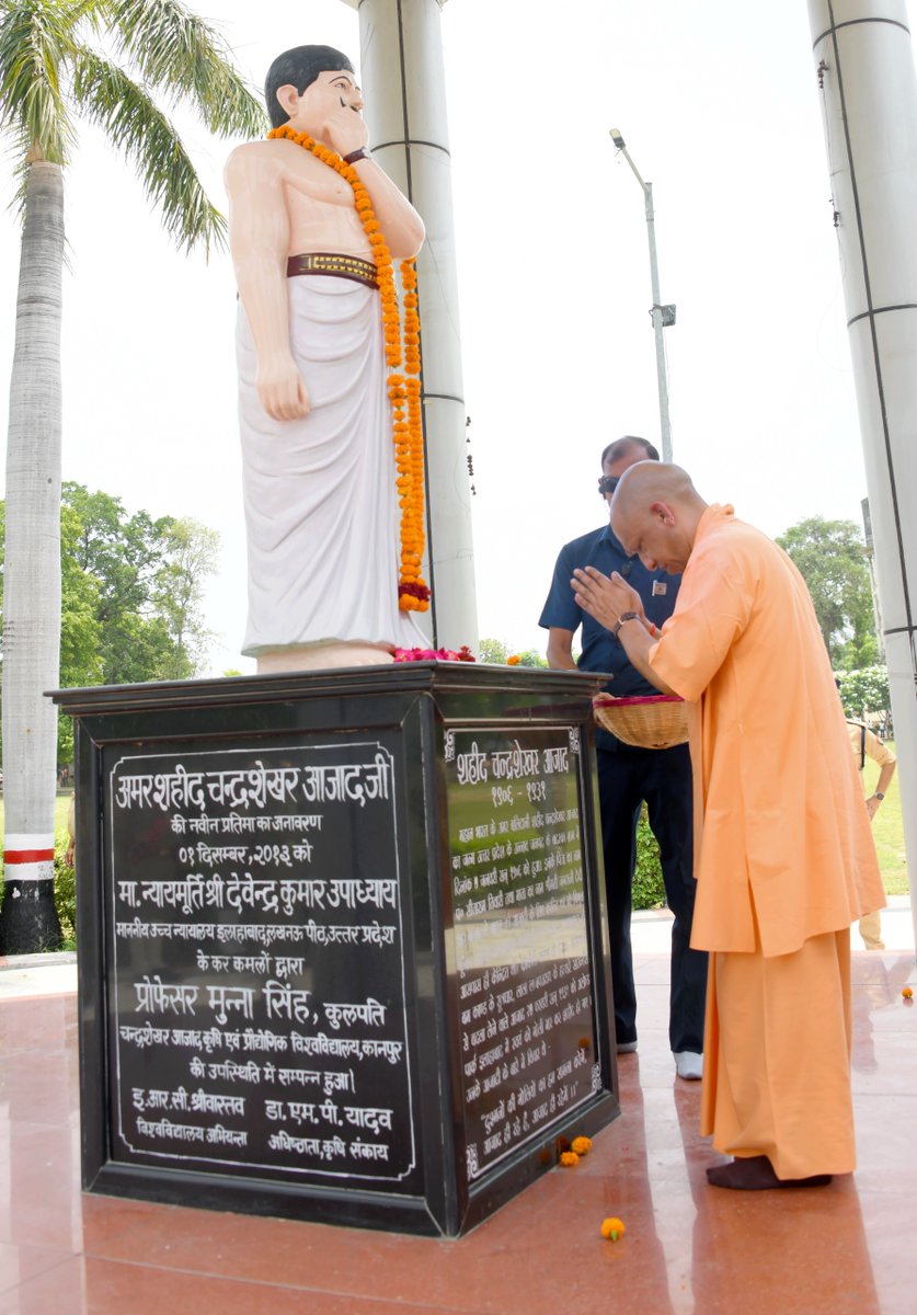CMOfficeUP's tweet photo. मुख्यमंत्री @myogiadityanath जी आज जनपद कानपुर नगर में आयोजित 'प्राकृतिक खेती कार्यशाला-2026' में सम्मिलित हुए। इस अवसर पर प्राकृतिक खेती के क्षेत्र में उत्कृष्ट कार्य करने वाले कृषकों को सम्मानित भी किया गया।

मुख्यमंत्री जी ने कहा कि प्राकृतिक खेती कृषि को अधिक लाभकारी एवं पर्यावरण-अनुकूल बनाने का सशक्त माध्यम है। यह न केवल किसानों की लागत कम करने में सहायक है, बल्कि भूमि की उर्वरता, मानव स्वास्थ्य और पर्यावरण संरक्षण के लिए भी अत्यंत महत्वपूर्ण है।