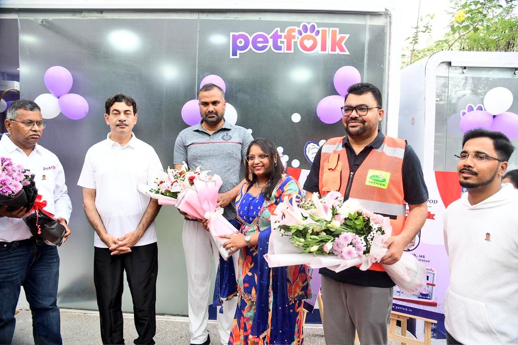 swachhhyd's tweet photo. Congratulations 🎉 👏💐@PetFolkApp 
A pet grooming facility at Gate No. 5, KBR Park, Banjara Hills, Hyderabad, was inaugurated by Special Chief Secretary Sri Jayesh Ranjan, IAS Garu along with GHMC Commissioner Sri R.V. Karnan IAS.

Zonal Commissioner Sri B. Santosh IAS, Chief Veterinary Officer Dr. Abdul Wakeel, along with other officials, were present during the inauguration. Representatives of the facility management, pet parents, and members of the public also attended the event.

The facility has been set up to offer pet grooming services. Officials inspected the facility and interacted with those present on the occasion.

#GHMC #Hyderabad #KBRPark #PetCare

@TelanganaCMO @TelanganaCS @IPRTelangana @jayesh_ranjan  
 @CommissionrGHMC
@GHMCOnline