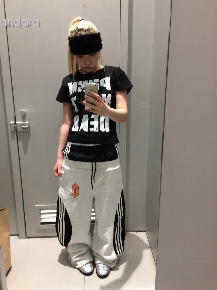euniioz's tweet photo. 2. https://t.co/8GpX4QoYSI

Punk not dead vintage t-shirt

에이브릴 라빈 st 펑크 고딕 빈티지감 살아잇는 티셔츠 핏두 딱 슬림핏이라 락시크 감성 https://t.co/ksq19CWgCn