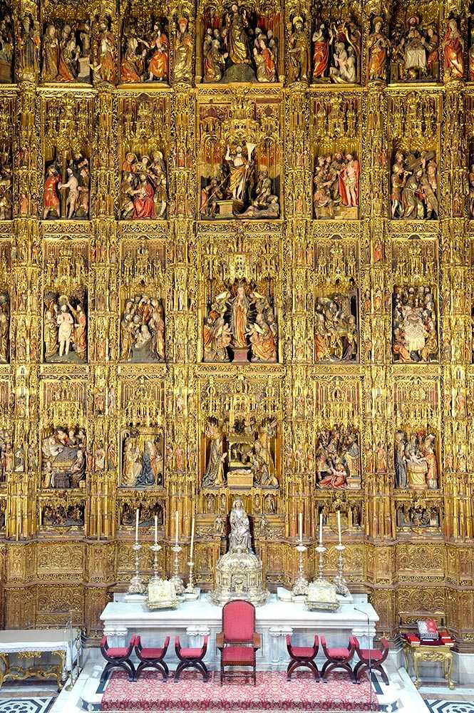 CatedraldeSev's tweet photo. Nueva visita guiada nocturna exclusiva en la Catedral de Sevilla.

Los sábados, la Catedral propone un recorrido por algunos de sus espacios más significativos, como el Retablo Mayor, el Coro y la Giralda, acompañado por un intérprete del patrimonio.

La experiencia incluye la proyección audiovisual “El Evangelio de Madera” sobre el Retablo Mayor, a las 22.00 h.

🗓️ Todos los sábados
⏱️ 1 h 30 min aprox.
🎟️ Entrada: 30 €
🔗 https://t.co/G2Zixn60WQ

#CatedralDeSevilla