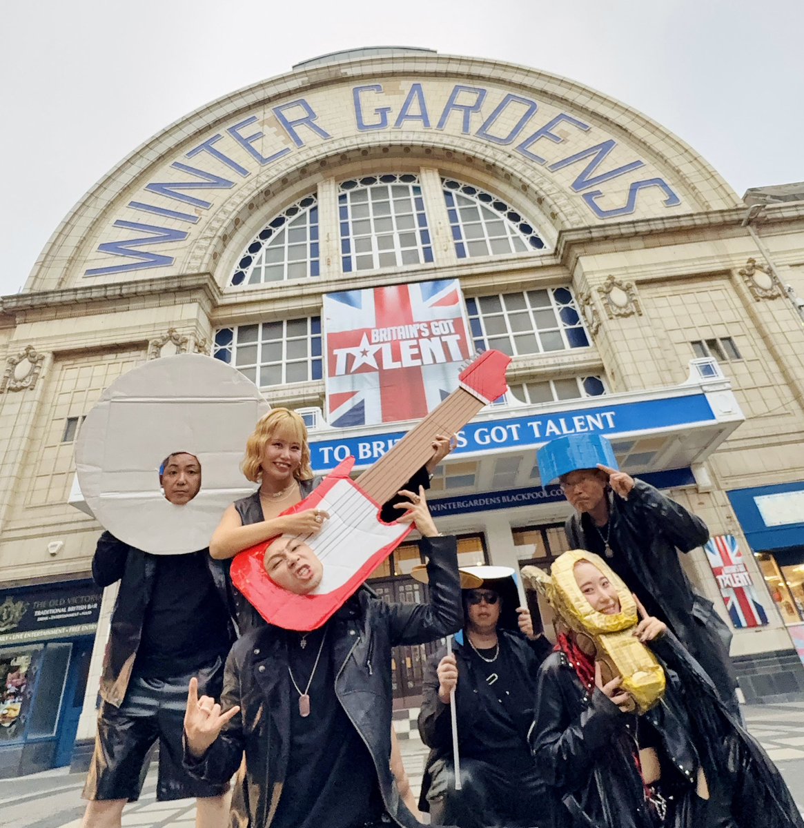 whitemicjun's tweet photo. ⚡️🇬🇧BGT🇬🇧⚡️
🔥ブリテンズ・ゴット・タレント🔥

 ✨I just performed✨出演しました✨

“音楽には、人を変える力がある。”
自分の身体で、自分の声で、
あの大きな舞台から世界に向けて
全力でパフォーマンスできたことは
なにより素晴らしい経験になりました。

世界中の1人でも多くの人へ
たくさんの 笑顔と 幸せと 生きる力を。

AGT、そしてBGTにも出演できたことで、まだまだ必ず成長していきます。
これからもよろしくね。
出会ってくれてありがとう。

〈YouTube “BGT Arubai” 検索!!!〉

バンド“VORCHAOS”のYouTube、サブスクもチェックよろしく！

TEAM Arubai⬇️
岩尾隆明
福永ありさ
Jun TA_NA_KA
詩叶じゅな
桃丞優綰
おやっさん

#BGT #UnitedKingdom #Japan #Arubai #VORCHAOS