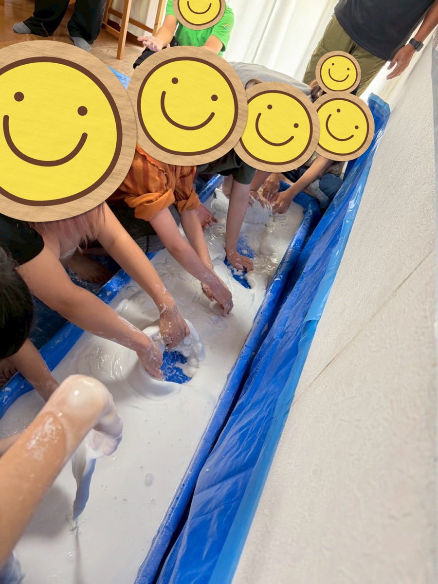 koko_labo's tweet photo. わくわく実験はダイラタンシー現象✨
片栗粉と水をみんなで頑張って混ぜ混ぜ♪
とろ〜り液体の上を走り抜ける🐎
面白かったね！
#フリースクールkokolabo #子どもの居場所 #わくわく実験 #ダイラタンシー #底なし沼にハマったのは誰だ https://t.co/1Z3yFnlsOZ