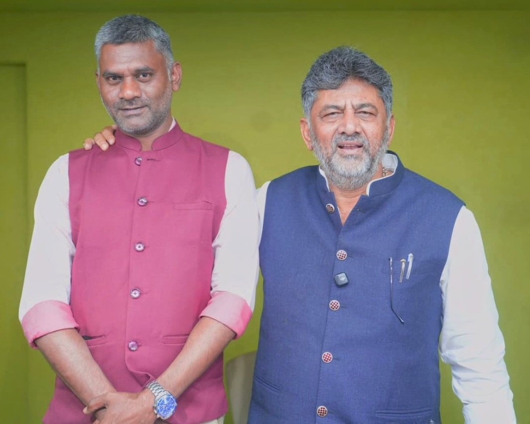 darshanhdIN's tweet photo. ಕೆಪಿಸಿಸಿ ಸ್ಟುಡಿಯೋದಲ್ಲಿ ನನ್ನ ರಾಜಕೀಯ ಗುರುಗಳು
ಗೌರವಾನ್ವಿತ ಮುಖ್ಯಮಂತ್ರಿಗಳು ಶ್ರೀ ಡಿ ಕೆ ಶಿವಕುಮಾರ್ ಸಾಹೇಬರೊಂದಿಗೆ💓💓💓💓
✍🏻 H D Darshan Gowda https://t.co/WzyvtUBV7G