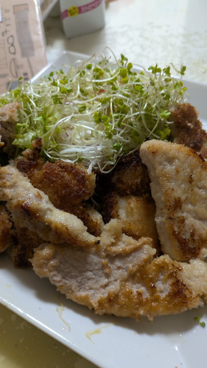 TOWA12191's tweet photo. 帰還した
風呂入った
晩酌は初かつお&amp;鶏ささみ揚げ焼き
酒は鬼ころし👹&amp;TAKARA極上ハイボールで乾杯🍻😆✨
強炭酸でスッキリな味わいが好きだ
モチモチ初かつおはボチボチ食べ納めだな一🙏 https://t.co/s7zSjV24wQ