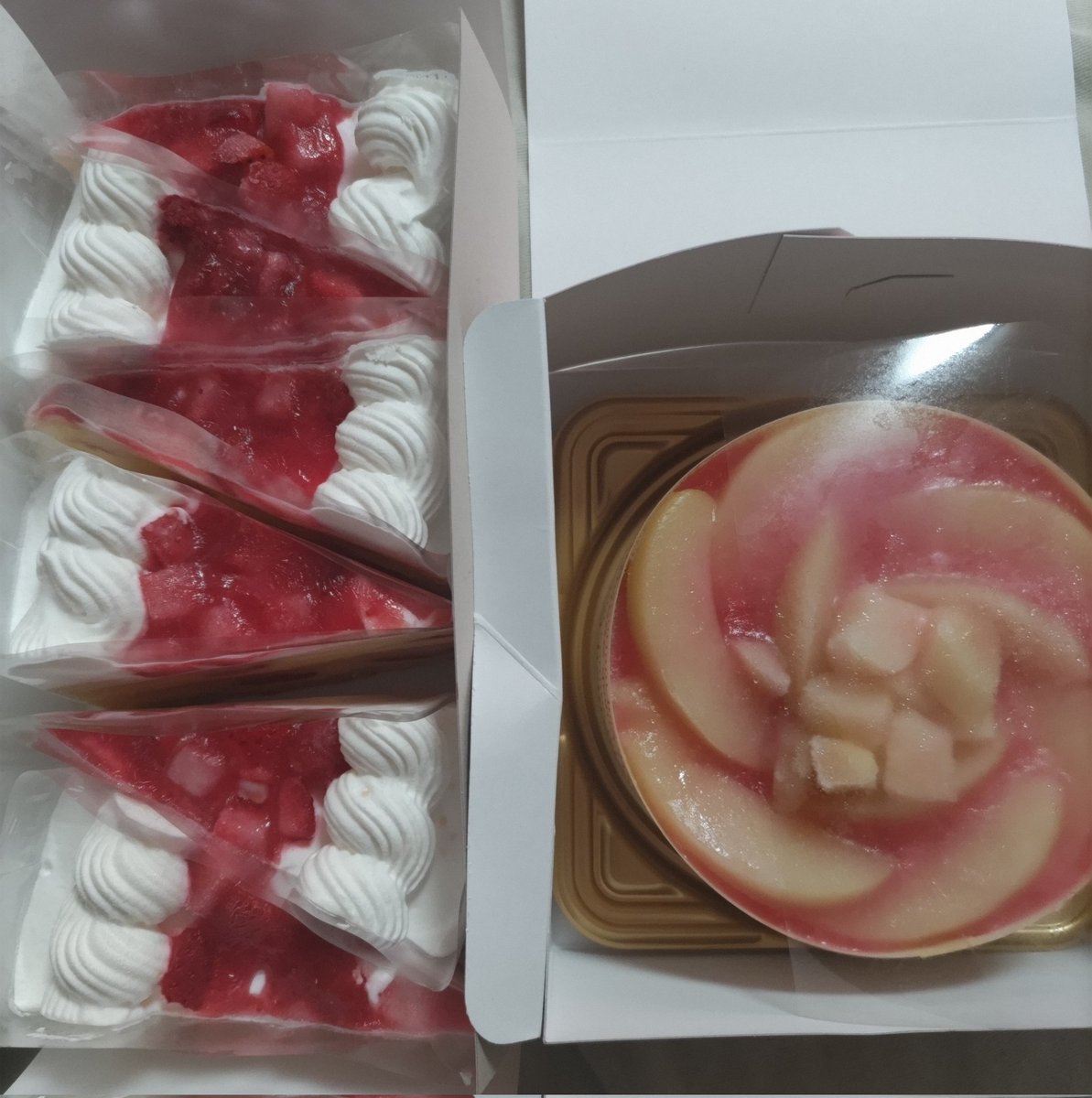 lieru1015's tweet photo. 今年は、こんなにケーキをいただきました🎂

去年、おなしくむかえたBIRTHDAYも、１年とゆう早さと重さを感じました💦

体調も無事回復したので、色々新しいことに挑戦していきたいです

ホントにありがとうございますm(_ _)m

#占い師 キソラ
#幸せ
#海叶 https://t.co/Yh4OJFuJxr