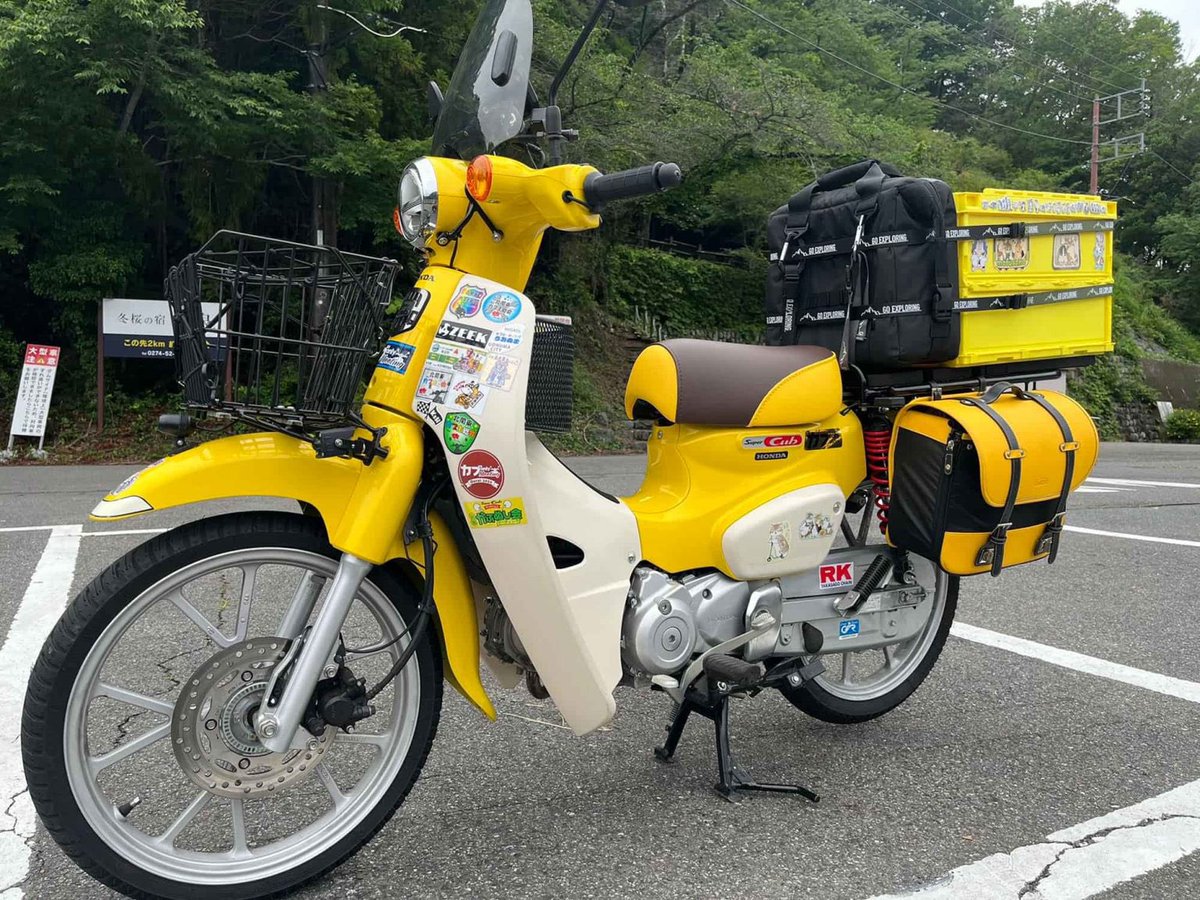 KandH_seat's tweet photo. スーパーカブのオーナーさま。

KandHを知ったのは、大洗のカブonlyミーティング。
気になりつつの帰り道、長距離でお尻が痛くなり…
ご自宅から近いということで、後日ショールームにご来店、ご依頼となりました☺️

選んだのはハイシート。
ブラウン×イエローレザーでカスタマイズ✨

乗り心地は上々。
ここからの馴染みでより心地良く変化していくことと思います。

愛車を益々楽��んでください！☺️
staff K

レビューとその他のお写真は、コメント欄のリンクより。