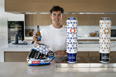 RuizSantaclara's tweet photo. Marc Márquez estrenará un casco especial en el GP de República Checa para celebrar el 120.º aniversario de Estrella Galicia.

Diseñado a mano e inspirado en los icónicos grifos de cerámica de Sargadelos, rendirá homenaje al origen gallego y artesanal de la compañía.

Un detalle más: Marc saldrá a pista el 19.06, la misma cifra del año de fundación de Estrella Galicia, 1906.