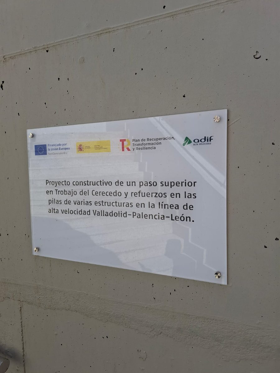 SubGobLEO's tweet photo. 🚆Entra en servicio el nuevo paso superior de Trobajo del Cerecedo @Adif_es @LeonAyto
💵Inversión de 3,5 M€
🚶Mejora movilidad y seguridad de peatones y vehículos y permite aumentar la velocidad de circulación de los trenes, reforzando la capacidad de la LAV Palencia-León https://t.co/8Az7NSL66k