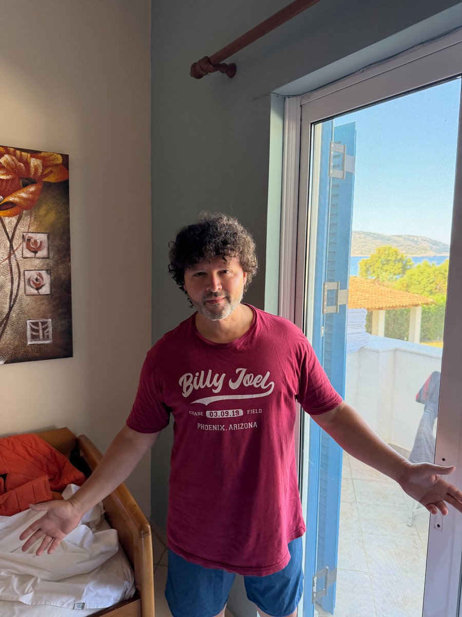SarantosMelogia's tweet photo. My kids woke up this morning and seriously asked, "Mommy, who is that strange man in daddy‘s Billy Joel T-shirt?" That is the absolute beauty of him going clean-shaven after rocking a big bushy beard since December.
#cleanshaven #beardgone #byebyebeard #dadlife #husbandshaved https://t.co/dsNz2HgD3Y