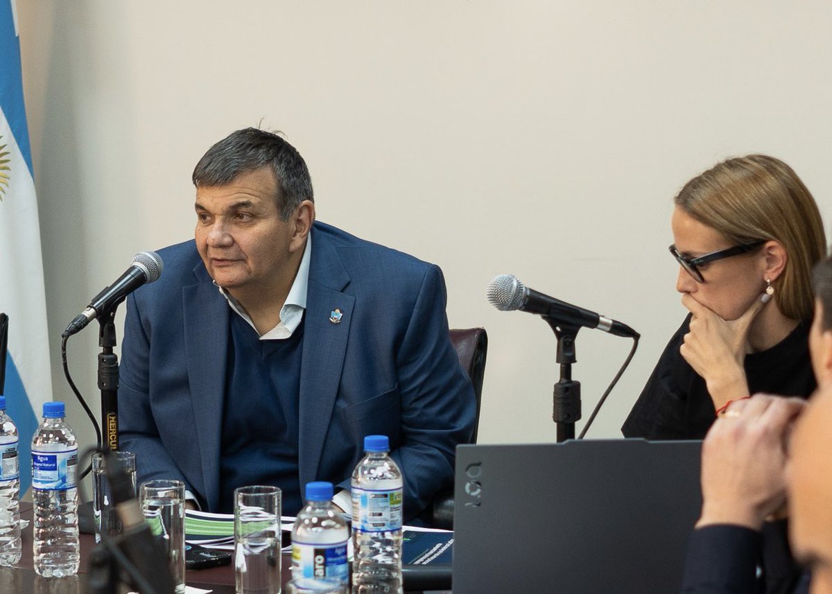 pipilepore's tweet photo. FIN AL AISLAMIENTO ENERGÉTICO DEL SUR NEUQUINO 

Recibimos en la Legislatura a los ministros Tanya Bertoldi (Infraestructura), Guillermo Koenig (Economía) y Carola Pogliano (Secretaria de Hacienda y Finanzas) para avanzar en el financiamiento del Proyecto Alivilla, una obra estratégica que conectará a Villa La Angostura y Villa Traful al sistema eléctrico nacional.

Nación tuvo esta obra parada durante años por falta de prioridades y vaya uno a saber qué más. Nos cansamos de esperar los escritorios de Buenos Aires. Por decisión del Gobernador @Rolo_Figueroa, Neuquén se hace cargo con recursos propios para resolver un problema histórico.

¿Por qué es una obra fundamental de gestión?

• Ahorro real: Hoy la provincia gasta entre 1,5 y 2 millones de dólares mensuales en mantener motores a diésel. Alivilla elimina ese costo absurdo. Orden fiscal puro.

• Cuidado ambiental: Terminamos con la quema de combustibles fósiles en pleno Parque Nacional Nahuel Huapi.

• Desarrollo turístico: Garantizamos energía estable y confiable para que el sur siga creciendo.

Estas no son decisiones que se toman precipitadamente, son obras planificadas al detalle pensando en el futuro de los neuquinos. 

Estamos haciendo las obras que Neuquén realmente necesita. Estamos tachando pendientes.