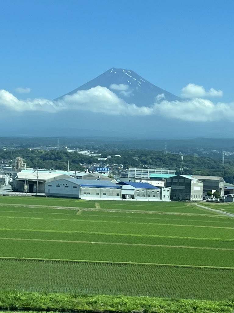 spikefever_vo's tweet photo. 新大阪に向かう新幹線が寒い🥶
写真は行きの東京行き新幹線。
富士山も見えた。オシャレなビルで仕事できた…けど、さすがに二週連続はしんどい🥲
しばらく出張はないと…信じたい。 https://t.co/BLuCAM6TxL