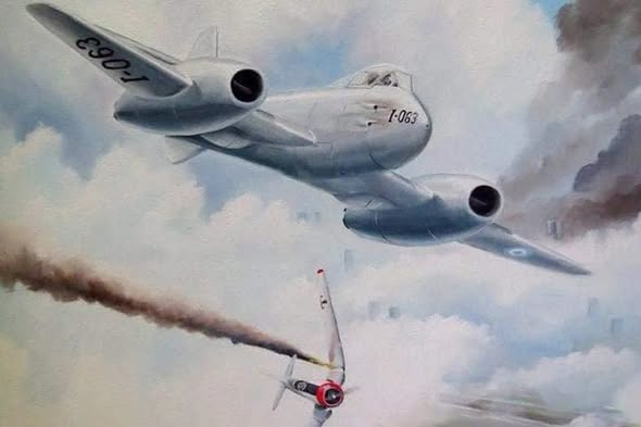 icardo8's tweet photo. Recordamos al "piloto que durante el bombardeo de Plaza de Mayo en 1955, protegió a nuestro Pueblo. 

El rol clave del piloto Ernesto "Muñeco" Adradas.

A 68 años del Bombardeo a la Plaza de Mayo: Un héroe omitido por la historia oficial

Ernesto Adradas era un joven teniente de la Fuerza Aérea cuando combatió contra los aviones que atacaban la Plaza de Mayo en 1955. Sus acciones permitieron salvar miles de vidas.

Por Alejandro Covello
16 de junio de 2020

Ernesto "Muñeco" Adradas siempre había soñado con volar. Su nacimiento, el día en que la Fuerza Aérea Argentina festeja su aniversario, un 10 de agosto, marcó su vida. Realizó el curso de aviadores militares y obtuvo el brevet de oro al mejor piloto de su promoción. Se convirtió en uno de los mejores pilotos de caza de la Argentina y por ello fue destinado con el grado de teniente --joven para ese rango-- para volar el avión a reacción insignia de la Fuerza Aérea: el caza bombardeo Gloster Meteor. Puede decirse que todo hombre tiene un destino; que en un momento se enfrenta a él cara a cara, y ese momento es toda la vida. Para el Muñeco Adradas, el 16 de junio de 1955 fue el comienzo de su destino, que no fue.

Ese día, cuarenta aviones de combate, un batallón de infantería con armamento liviano y un grupo de 150 civiles con armas cortas descargaron más de nueve toneladas de explosivos sobre la Ciudad de Buenos Aires, con la intención de derrocar al presidente electo en democracia, Juan Domingo Perón.

A pesar del pronóstico adverso, el jefe aviador golpista, capitán Néstor Noriega se negó a posponer el bombardeo. Dispuso un ataque en línea, un avión tras otro, una escuadrilla tras otra, reabastecimiento en el aeropuerto de Ezeiza y Aeroparque y nuevo ataque. “¡A esto lo terminamos cantando el himno en la Plaza de Mayo!”, arengó Noriega antes de ordenar ir a las máquinas.

La primera bomba cayó sobre un trolebús cargado de trabajadores. Si el objetivo explícito era terminar con el gobierno de Perón, entre los objetivos no dichos había uno inequívoco: un escarmiento a la población en el lugar de manifestación de las masas plebeyas. Las restantes bombas mataron a más de trescientas personas: ese día en Buenos Aires hubo más muertos que en el bombardeo a Guernica.

Suele hablarse de este hecho como un “bautismo de fuego” del arma aérea. Pero el “bautismo de fuego” se da en una guerra, como saben bien los pilotos que combatieron en Malvinas. Aquel día, hace 65 años, la Argentina no estaba en guerra con ningún país ni había una guerra civil. En Buenos Aires no había siquiera un piquete. Sin embargo, cientos de bombas cayeron sobre la ciudad abierta e indefensa. Fue el atentado terrorista más grande que sufrió la República Argentina. El intento de tomar el gobierno a través del terror.

Ese día en las Fuerzas Armadas hubo quienes defendieron la Constitución, así como a la ciudad de Buenos Aires y a su población. El Muñeco Adradas fue el protagonista del primer combate aéreo con derribo en Sudamérica protagonizado por un avión jet.

Ernesto "Muñeco" Adradas era un joven teniente de la Fuerza Aérea en 1955.

Ante la primera de cuatro oleadas de bombardeo, el comandante en jefe, brigadier Juan Fabri, ordenó que una escuadrilla de aviones partiera de inmediato de la base aérea de Morón con la orden de derribar todo avión que se encontrara en el aire. La escuadrilla se formó con el primer teniente Juan García, el primer teniente Mario Olezza, el primer teniente Osvaldo Rosito y el teniente Ernesto Adradas. ¿Qué harían los pilotos?, era la pregunta, ya que varios eran parte del complot.

Uno de ellos, el teniente Juan Boehler, caminó hacia los pilotos de la escuadrilla intentando adivinar quién cumpliría la orden. Boehler miró al Muñeco y le preguntó: “¿Vos qué vas hacer?” Luego corrió hacia el avión del jefe de escuadrilla, Juan García, para advertirle que tuviera cuidado con Adradas.

Las nubes estaban casi sobre el piso y fue necesario volar rasante: era la única forma de navegar con techos tan bajos. El comodoro Soto dirigió el ataque desde la torre de control y ordenó el derribo de los aviones que atacaban la ciudad. La escuadrilla tuvo a la vista dos aviones navales armados. Hubo disparos cruzados, uno de los aviones golpistas decidió escapar volando sobre la estación de tren de Retiro, y logró huir usando a la población civil como escudo humano.

El Muñeco persiguió al segundo avión, que intentó escapar con un viraje cerrado. El Muñeco acompañó el viraje y cuando el avión enemigo estuvo en su mira, atacó. Fueron diez disparos que alcanzaron para cortar el plano derecho. El piloto naval guardiamarina Armando Román fue derribado y salvó su vida arrojándose en paracaídas.

"El defensor de la patria", pintura de Pablo Patricio Albornoz que recuerda la hazaña de Adradas.

De regreso en la base de Morón, pilotos golpistas comenzaban a tomar prisioneros a los leales que defendían la Constitución. Adradas fue advertido de que lo estaban esperando para matarlo y debió esconderse por más de cuatro horas para evitar que lo fusilaran.

Tres meses más tarde, otro intento de golpe de Estado, esta vez exitoso, derrocó al presidente Perón. La Marina bombardeó otra vez varias ciudades --Mar del Plata, Camet y Ensenada-- con sus buques de guerra. El Muñeco Adradas volvió a combatir contra los buques, que amenazaban con cañonear la destilería de YPF: de haberlo logrado, habrían hecho desaparecer las ciudades de Berisso y La Plata.

Tras el golpe de setiembre de 1955, Adradas fue preso durante varios meses, juzgado por un tribunal militar y condenado por “haber derribado un avión y hacer proselitismo activo”. El Muñeco pidió el retiro, que le fue concedido en abril de 1956.

El 20 de ese mismo mes, a las 22.30, el Muñeco fue secuestrado en un bar cerca de la estación de tren de Ituzaingó, y le simularon un fusilamiento. Al otro día, unos vecinos, alertados por los ladridos de un perro, lo rescataron en un baldío, lastimado y sangrando.

El historiador Isidoro Ruiz Moreno cuenta en su libro La revolución del 55 que Adradas, “nunca se había pronunciado políticamente en favor o en contra del gobierno peronista”. Adradas, en ese momento, solo estaba siendo leal a los poderes legítimos. Fue después de años de persecuciones, según cuenta su esposa Olga en una entrevista, que comenzó su militancia en el peronismo.

Tras el retiro trabajó como remisero, fumigador aéreo y, más tarde, pudo ingresar a Aerolíneas Argentinas. En sus años de piloto internacional fue protagonista de la resistencia llevando correo clandestino a Puerta de Hierro. Y el 20 de junio de 1973 tuvo su reconocimiento: el General Perón lo eligió como tripulación del Boeing 707 que lo traería del exilio.

La acción del Muñeco Adradas durante el 16 de junio de 1955 detuvo por dos horas tres oleadas de bombardeo: un tiempo valiosísimo que permitió que mucha gente se pusiera a resguardo. Así salvó a miles de inocentes.

Adradas falleció a los 55 años en 1984. A 61 años del trágico suceso, su ciudad natal, Roque Pérez, en la provincia de Buenos Aires, le brindó el primer reconocimiento, reservando un lugar para su memoria en el mismo rancho natal donde naciera Perón. Fue el primer homenaje a un aviador omitido por la historia aérea argentina.