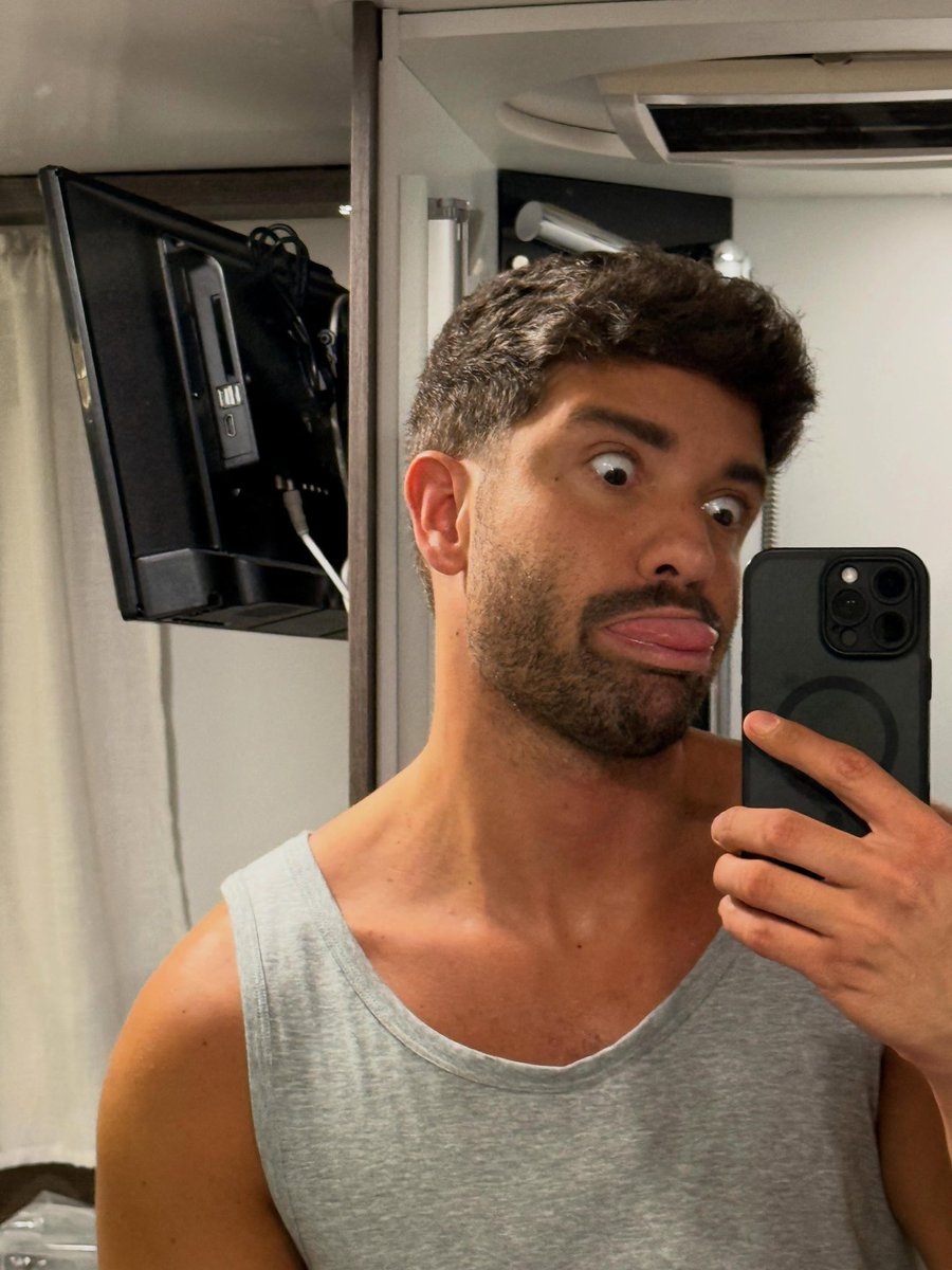respiranetflix's tweet photo. Pablo Alborán nos bastidores das gravações externas da 3ª temporada de #Respira em Valência. https://t.co/9UXTDfOrkB