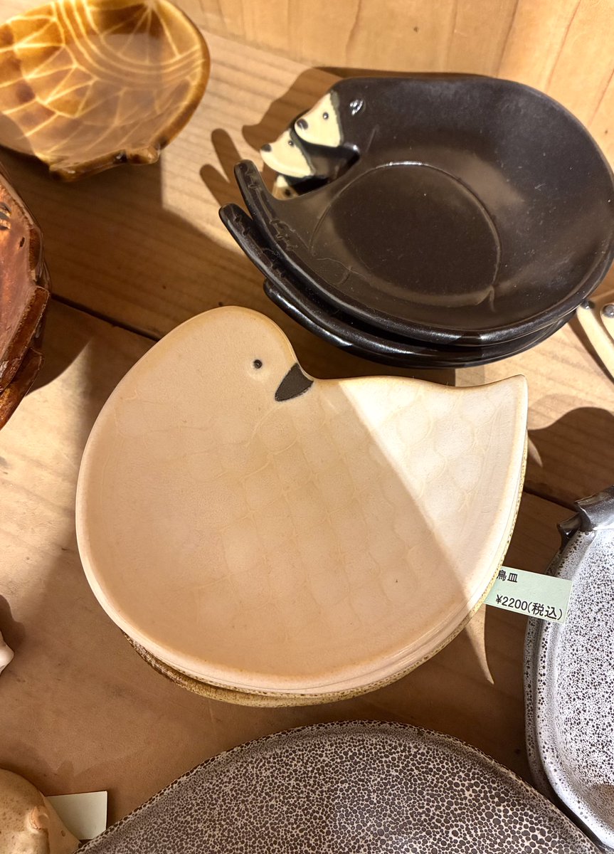 sinagaga's tweet photo. いま買うのを悩んでる皿トップ3(写真撮っていいよ〜てお店の人に言われた)
3位　ハトの皿
2位　アカショウビンの小皿
1位　ライチョウ(冬毛)の豆皿 https://t.co/7SQmwZwWyb