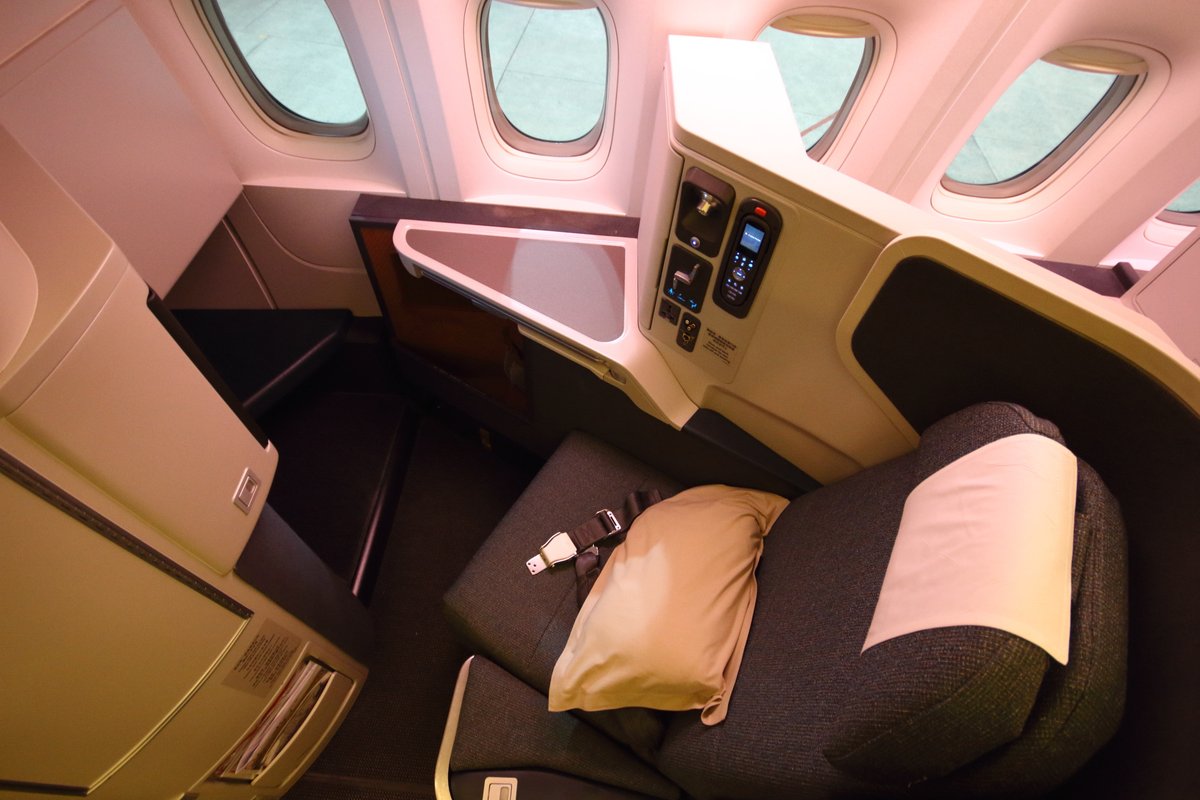 kenzy201's tweet photo. ちなみにチャイナエアラインやキャセイパシフィック航空のビジネスクラスだと窓側斜め向いているのがあって、成田発だと食事時にふと立ち上がると富士山が見えたりします。
勿論航路や天候にもよりますが飛行機のアッパークラスで眺望重視って珍しいです。 https://t.co/fb3TGPyyyQ