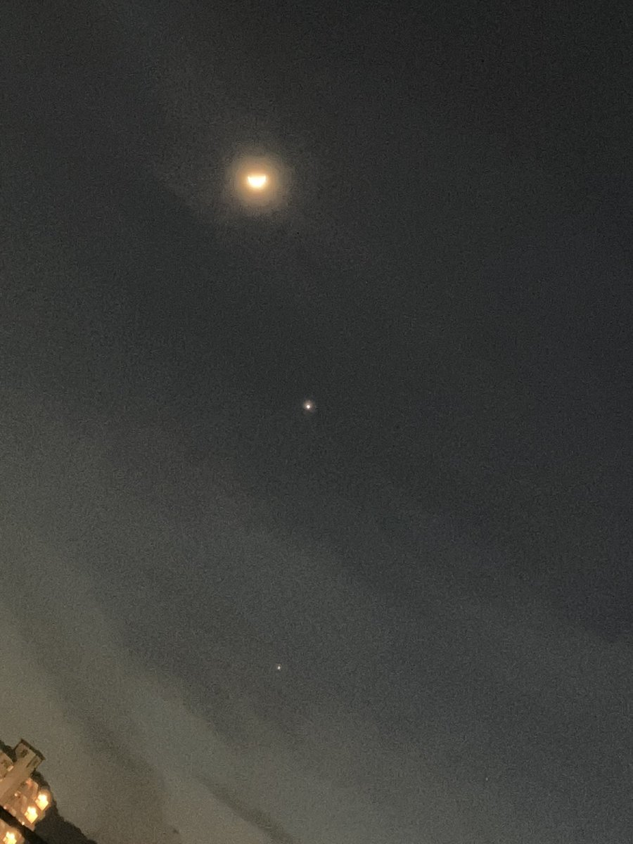 CaribbeanSiw's tweet photo. 月・金星・木星が並んだ天体現象。
ホントは画面下側方向に水星も並んでいる筈なんだけど、薄曇りなのと小さいのと街明かりで撮影しきれなかった。
あと使用したiPhoneのスペックも……(^◇^;) https://t.co/y96gunmlCm