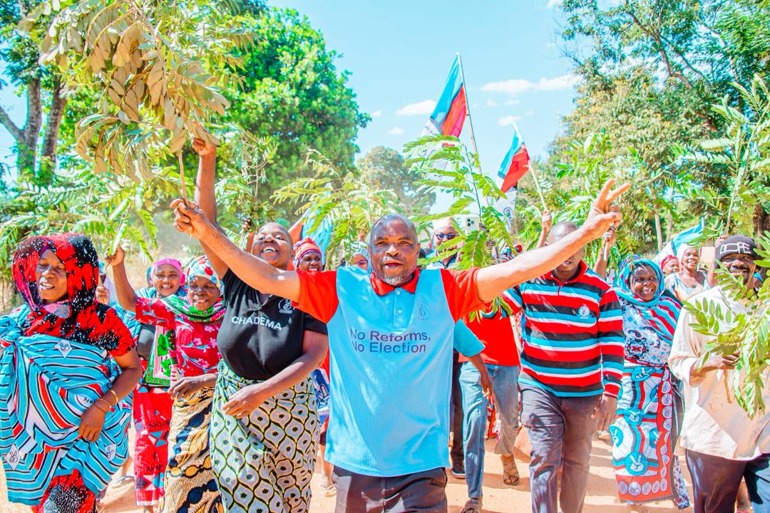 FamaraMedia's tweet photo. Viongozi @ChademaTZ2 wako ziara ya kitaifa ya Operation FreeLissu na Katiba Mpya kusini mwa Tanzania. Wanasafiri maelfu ya kilomita kupitia barabara za vumbi na lami, wakianzia Lindi, Mtwara, Ruvuma, Njombe, Mbeya, Songwe, Rukwa, Katavi, Tabora, Kigoma na kurejea Dar es Salaam. https://t.co/XM1O2XsCy0