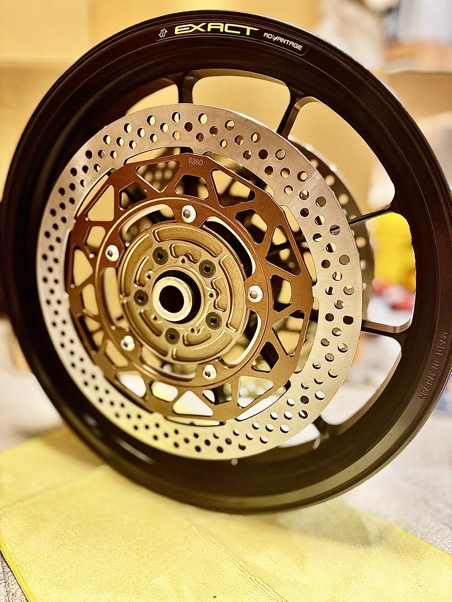 2ux3j_F's tweet photo. #あなたのホイール教えて見た人もやる 
華奢なスポークが素敵
MAG
カラー落ちないのもさり気なく良いのよね

むむーバイク欲しい病が発動してる
MT09乗ってみたい
XMAXでのんびりお土産ツーリングしたい
R25でサーキット練習したい https://t.co/5JJttHx3hd