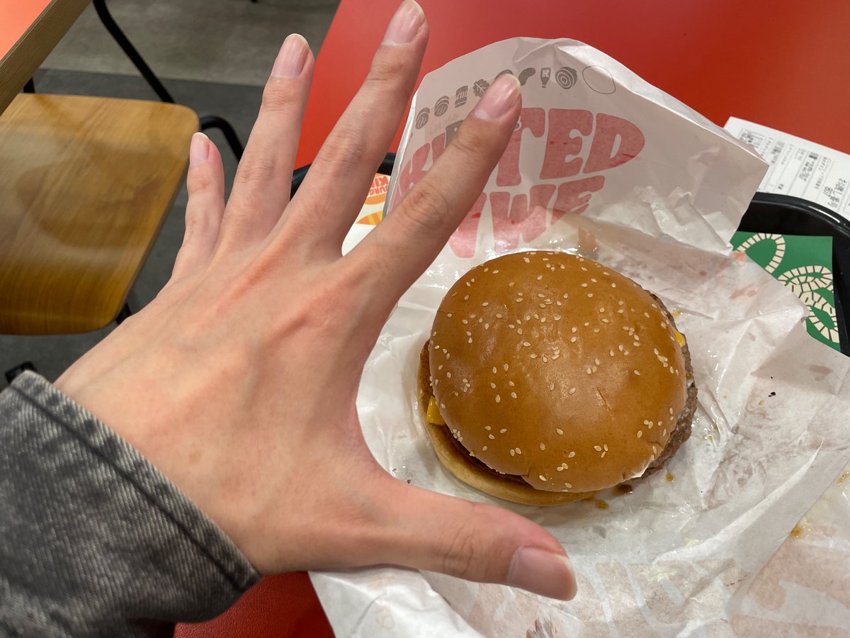sonick7777's tweet photo. バーガーキングデカいな https://t.co/SI0fzvO5gM
