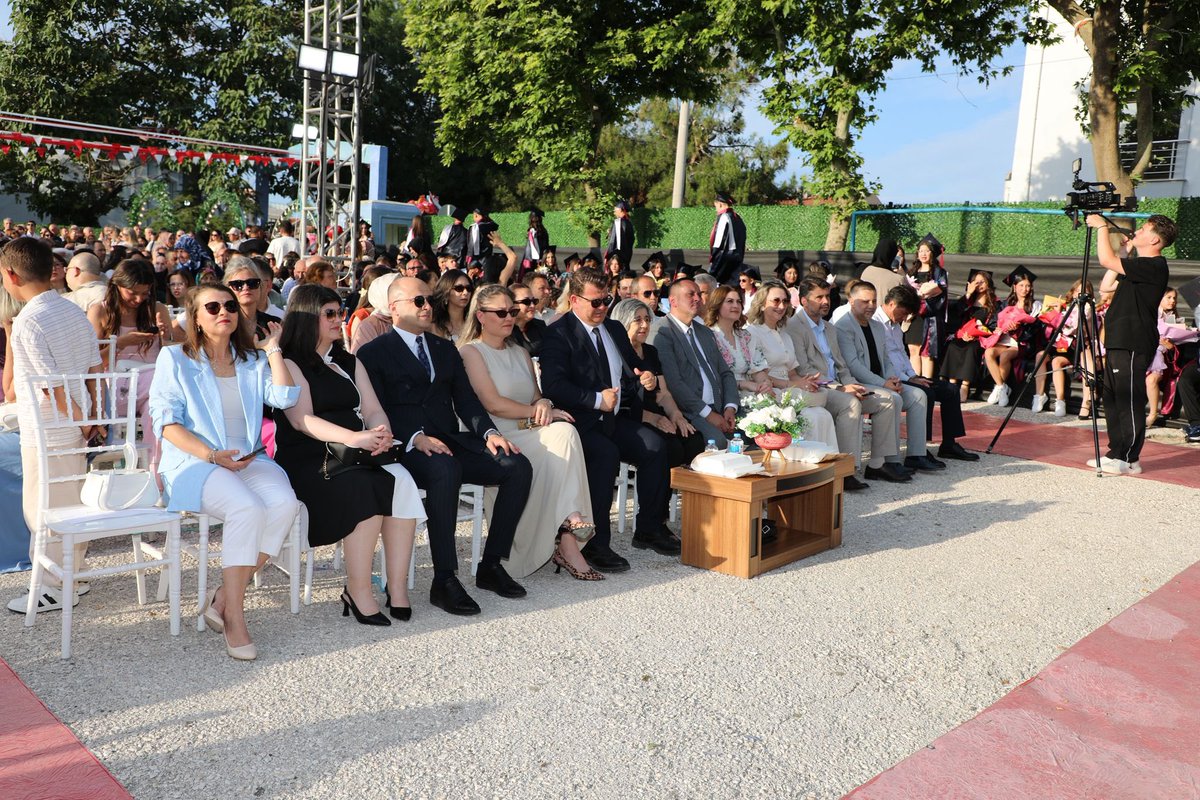 SavaPekdemir's tweet photo. 📍 YEKTA BAYDAR ORTAOKULU

Yekta Baydar Ortaokulu’nun mezuniyet törenine katılarak gençlerimizin bu anlamlı ve gurur dolu günlerinde yanlarında olduk. https://t.co/S5hk7x2s85