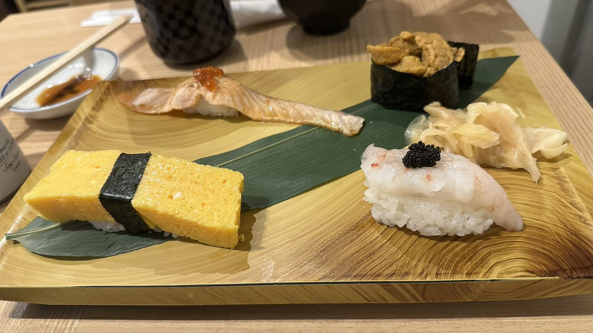 _mo9141_'s tweet photo. すし！！！ケーキ！！！！ https://t.co/9RIeV7aA0k