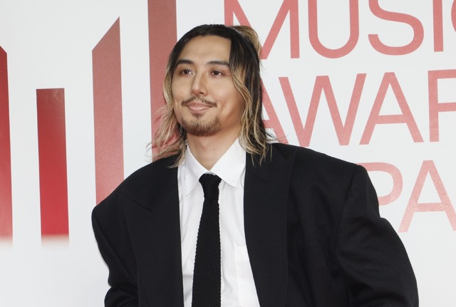 AnimeAnime_jp's tweet photo. 藤井 風「MUSIC AWARDS JAPAN 2026」で最優秀アルバム賞を受賞🏆穏やかな笑みでレッドカーペットに登場📸
“地道に、愛を感じながら”――ステージと受賞の想いを語る🎤
👉写真＆コメントはこちら 
https://t.co/tIqOBbaK7Z

#藤井風 #FujiiKaze #MAJ2026 #MUSICAWARDSJAPAN https://t.co/SvOgUJcZD2