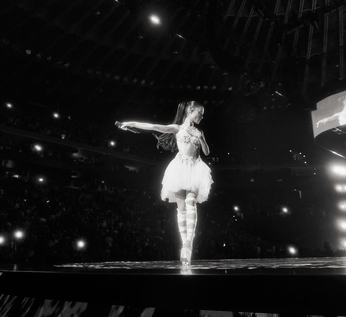arianagrandebr's tweet photo. Declaração LINDA de Lizzo após ir ao show da #eternalsunshinetour : 

“[…] Esta é uma mulher que dá absolutamente tudo de si. E, sem querer diminuir ninguém… Você poderia ter se curado longe de nós, em algum lugar além do arco-íris. Mas escolheu se curar conosco. No palco.” https://t.co/WaF3XgcWGY